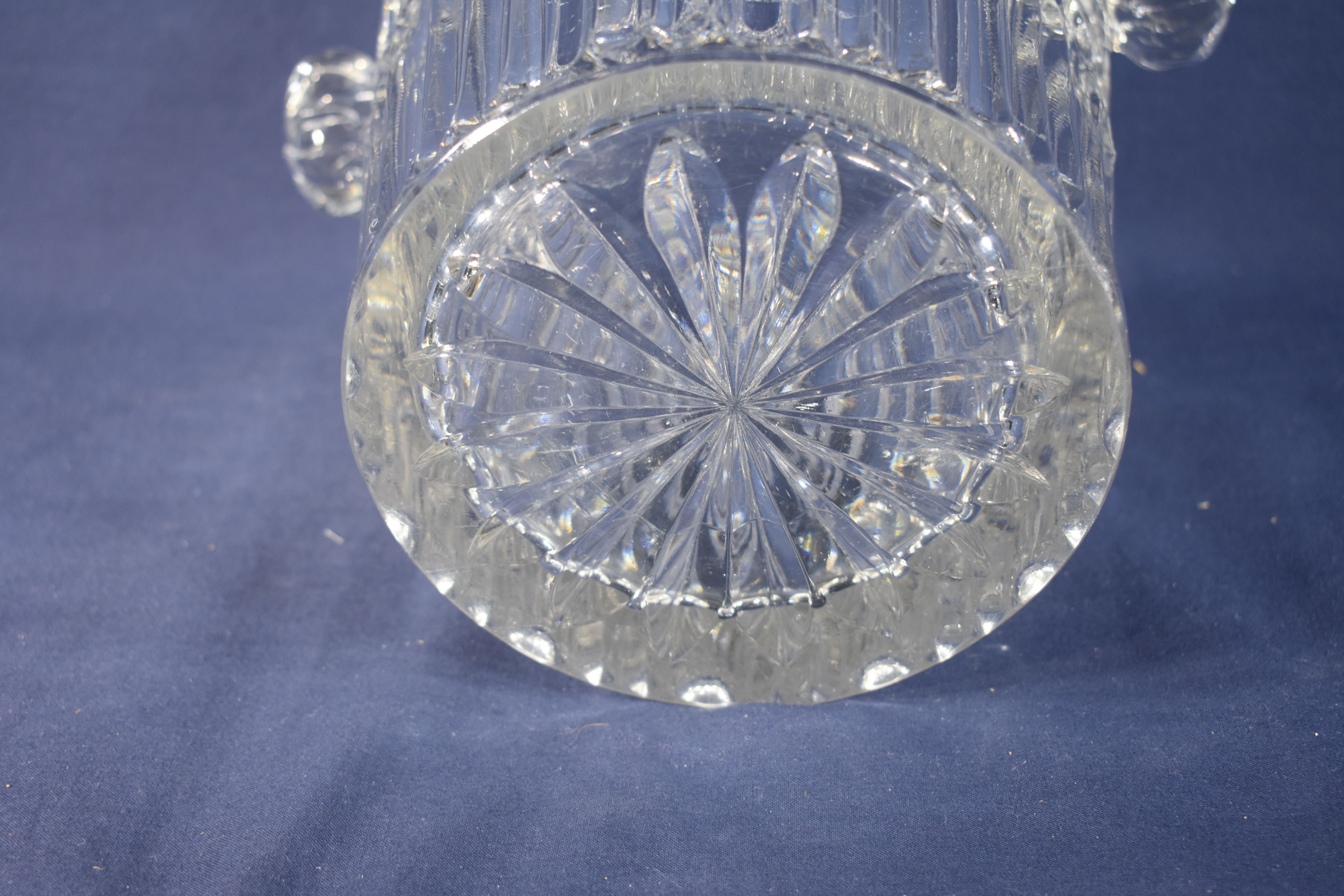 Voir photo 7 de Seau à glace en cristal d'Arques, hauteur 22 et diamètre 20 cm. Seau à glace en cristal d'Arques, hauteur 22 et diamètre 20 cm. Bon état reconditionné photo 7