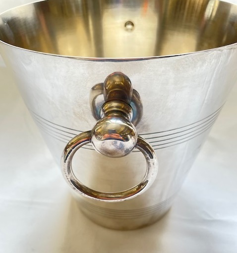 Voir photo 2 de Seau à Glace ou Petit Seau à bouteille en métal argenté, Travail moderne Seau à Glace ou Petit Seau à bouteille en métal argenté, Travail moderne État correct reconditionné photo 2