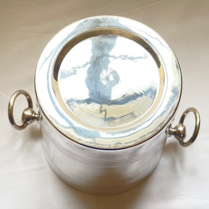 Voir photo 4 de Seau à Glace ou Petit Seau à bouteille en métal argenté, Travail moderne Seau à Glace ou Petit Seau à bouteille en métal argenté, Travail moderne État correct reconditionné photo 4
