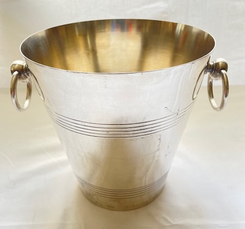 Seau à Glace ou Petit Seau à bouteille en métal argenté, Travail moderne État correct - 23,00 € Seau à Glace ou Petit Seau à bouteille en métal argenté, Travail moderne État correct reconditionné disponible sur Label Emmaüs