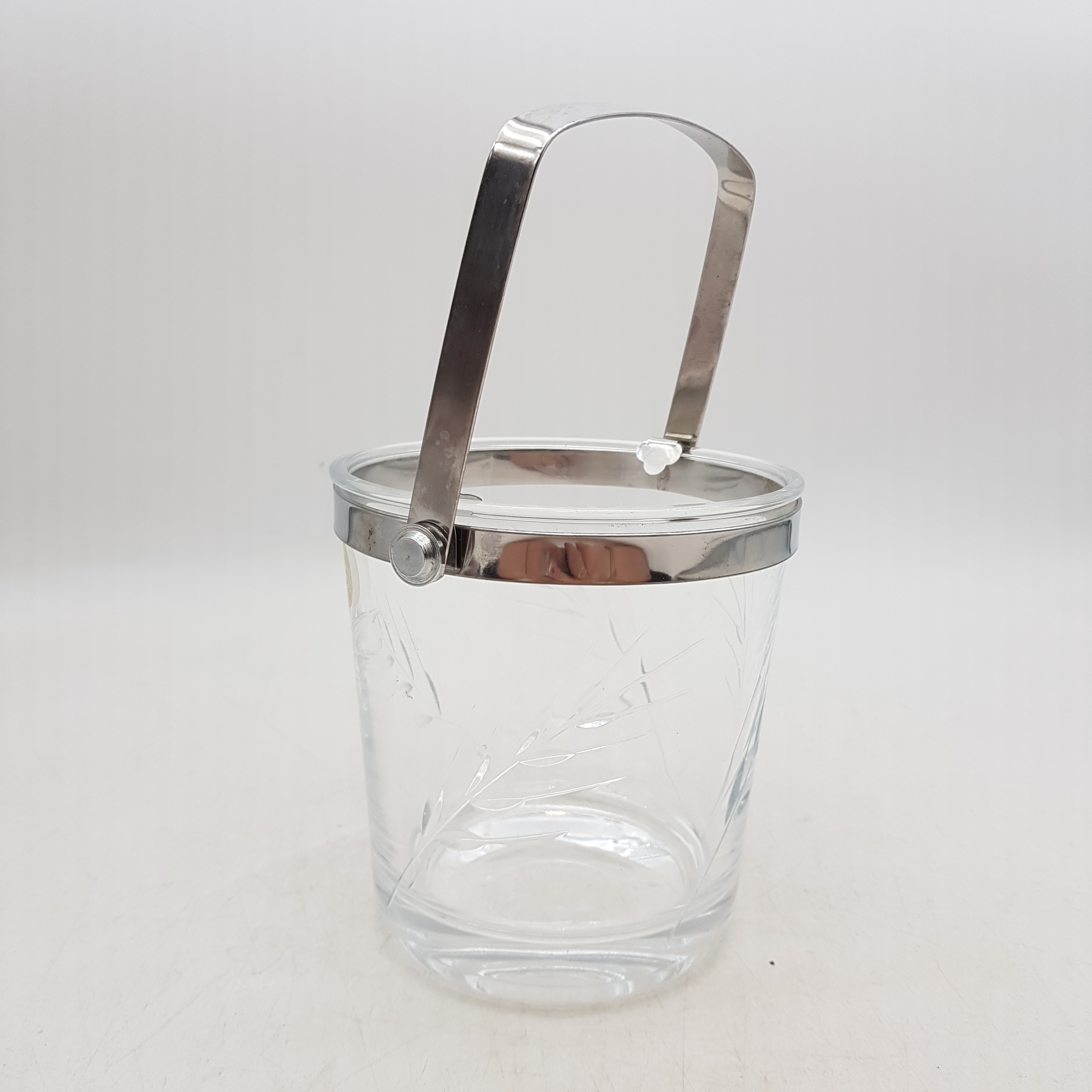 Voir photo 2 de Seau à glaçons en cristal d'Arques avec motifs épi de blé Seau à glaçons en cristal d'Arques avec motifs épi de blé Bon état reconditionné photo 2