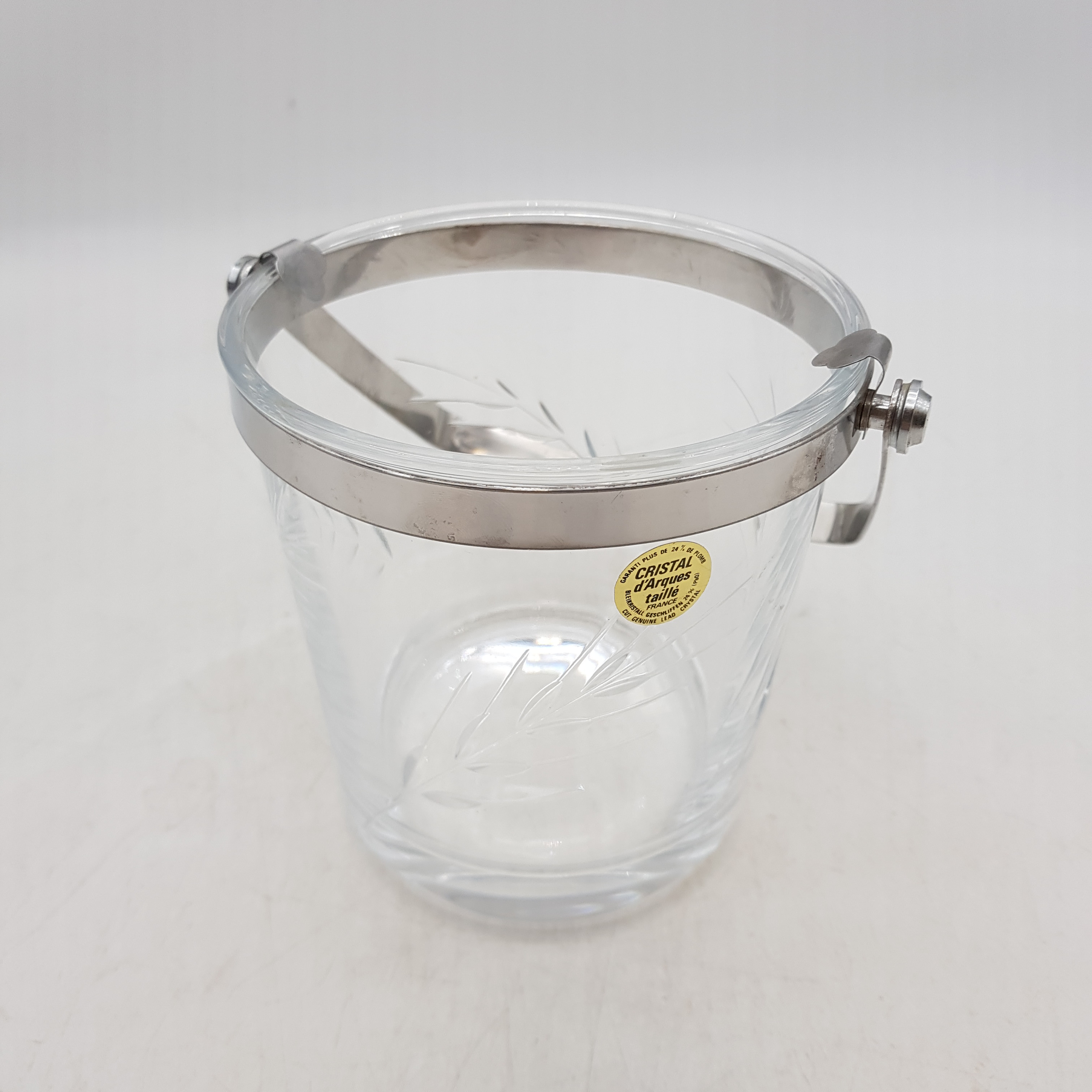Voir photo 3 de Seau à glaçons en cristal d'Arques avec motifs épi de blé Seau à glaçons en cristal d'Arques avec motifs épi de blé Bon état reconditionné photo 3