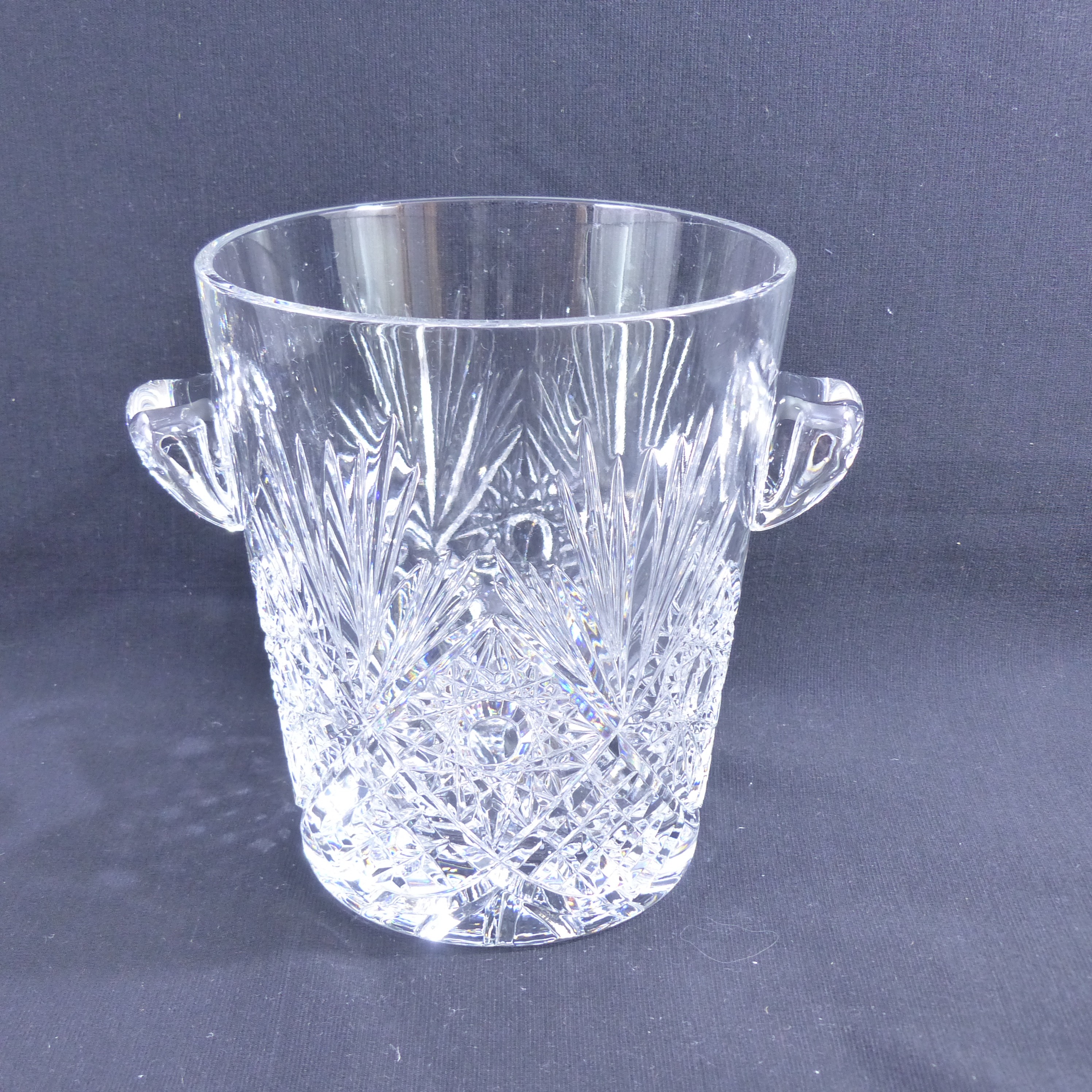 Voir photo 2 de Seau à glaçons en cristal taillé - Valéry Klein à Bertrichamps Baccarat Seau à glaçons en cristal taillé - Valéry Klein à Bertrichamps Baccarat Bon état reconditionné photo 2
