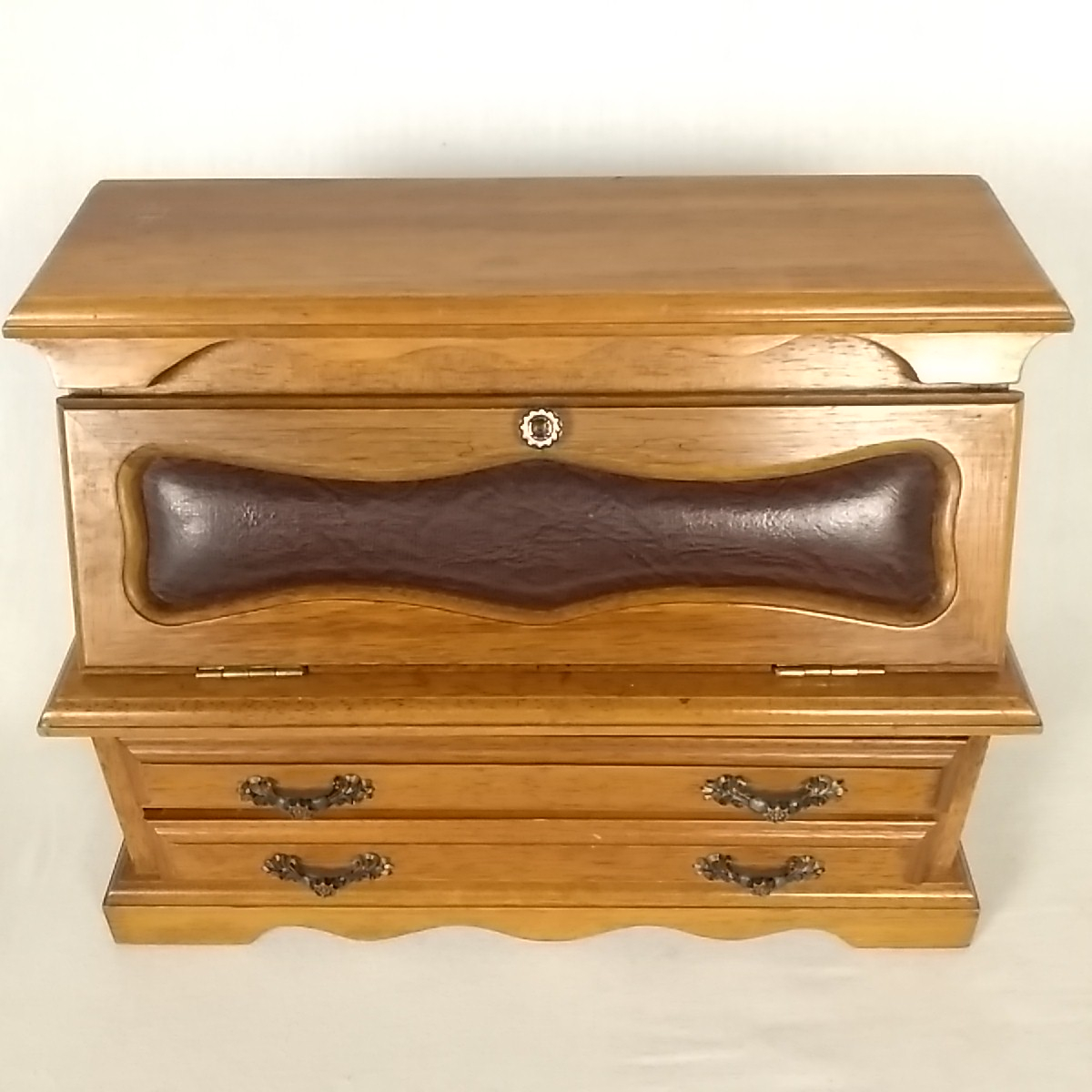 Voir photo 2 de Secrétaire en bois pour poupées Secrétaire en bois pour poupées Très bon état reconditionné photo 2