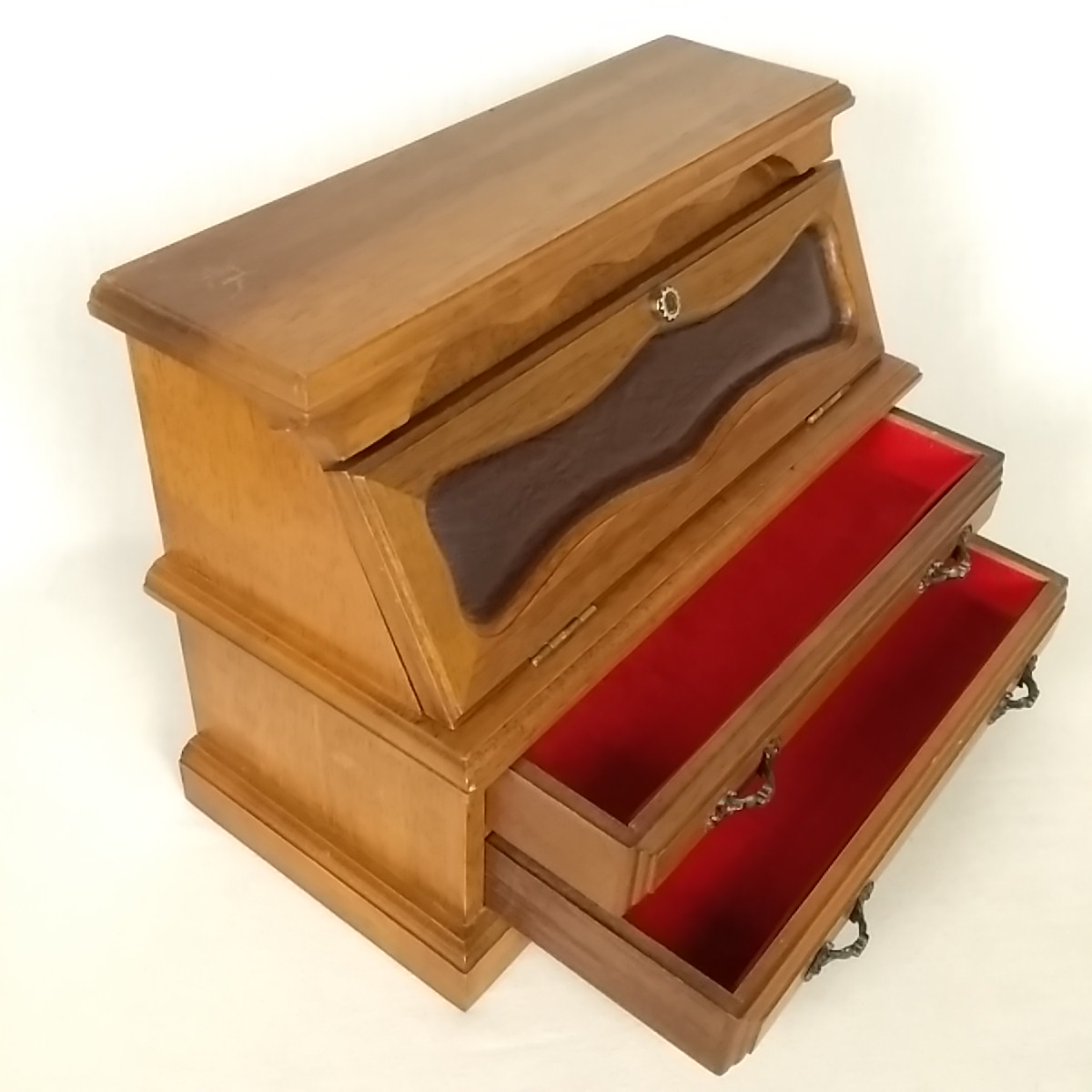 Secrétaire en bois pour poupées Très bon état - 23,20 € Secrétaire en bois pour poupées Très bon état reconditionné disponible sur Label Emmaüs