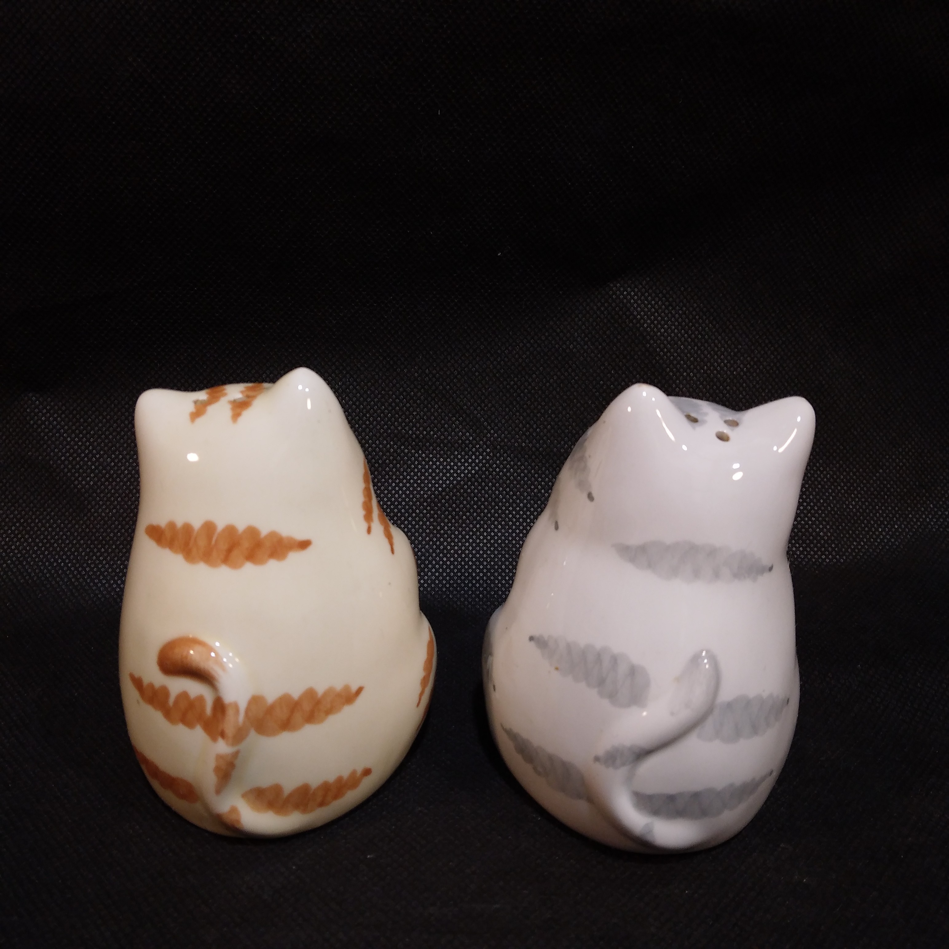 Voir photo 4 de Sel et poivre, made in Thailand - Chats Sel et poivre, made in Thailand - Chats Très bon état reconditionné photo 4