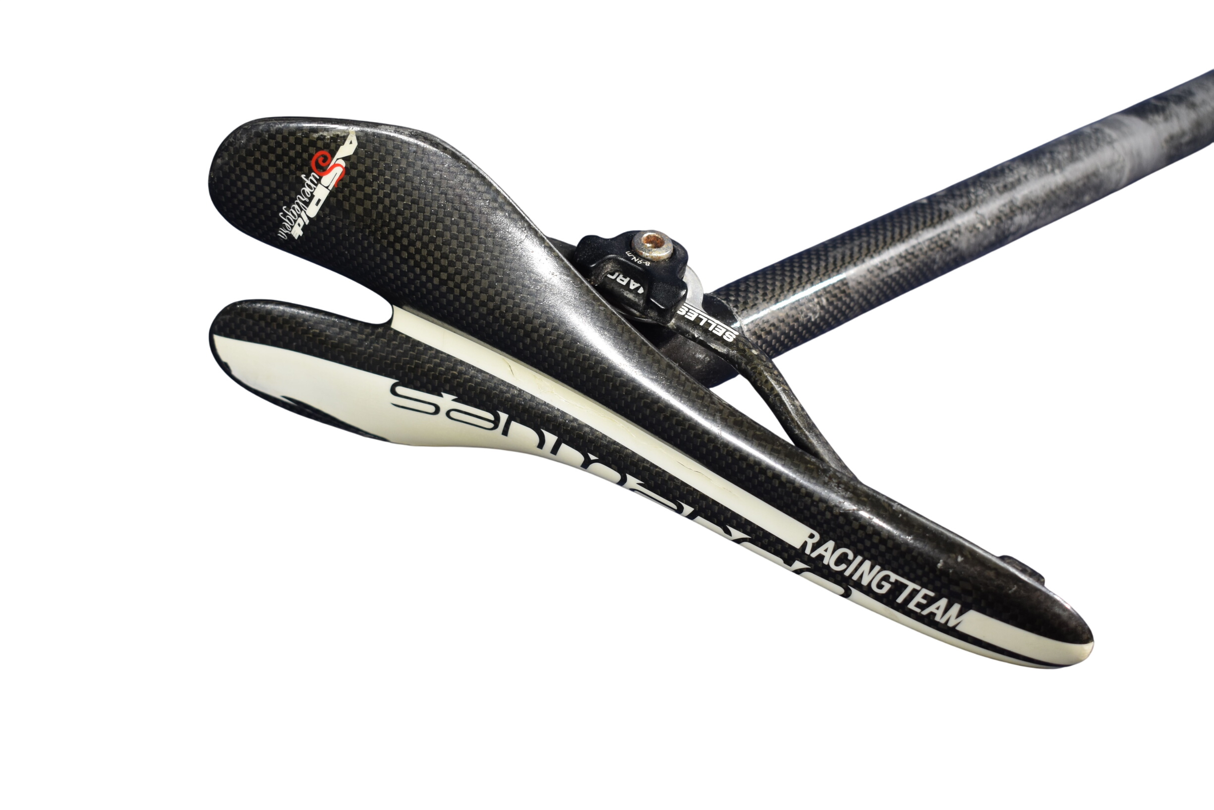 Selle de vélo en carbone d'occasion SANMARCO, longueur 27 & largeur 12 cm. État correct - 37,00 € Selle de vélo en carbone d'occasion SANMARCO, longueur 27 & largeur 12 cm. État correct reconditionné disponible sur Label Emmaüs