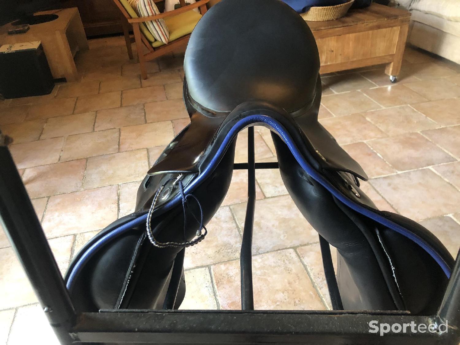 SELLE PRESTIGE CUIR BOVIN LISSE NOIR, LISERE BLEU Très bon état Prestige Italia reconditionné disponible sur Sporteed