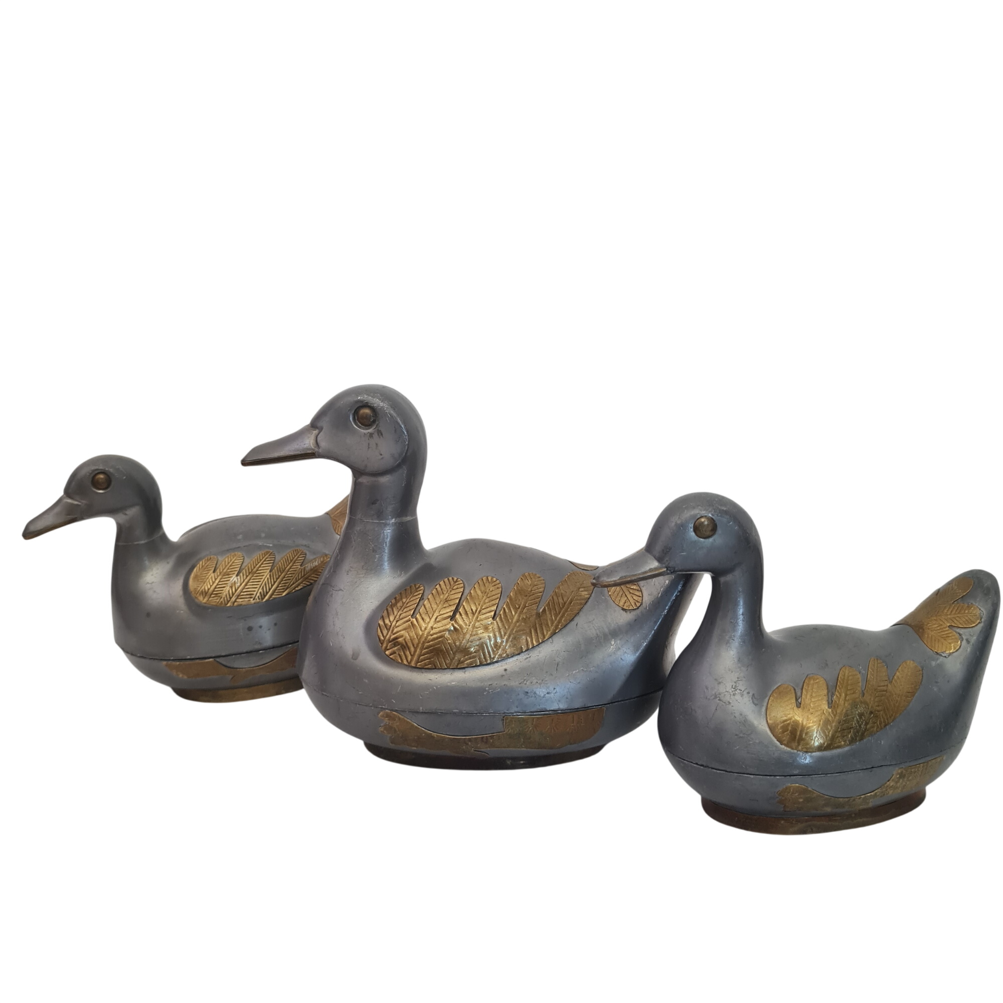 Série de 3 canards gigognes / boîtes en métal et laiton doré – Vintage Bon état - 20,00 € Série de 3 canards gigognes / boîtes en métal et laiton doré – Vintage Bon état reconditionné disponible sur Label Emmaüs
