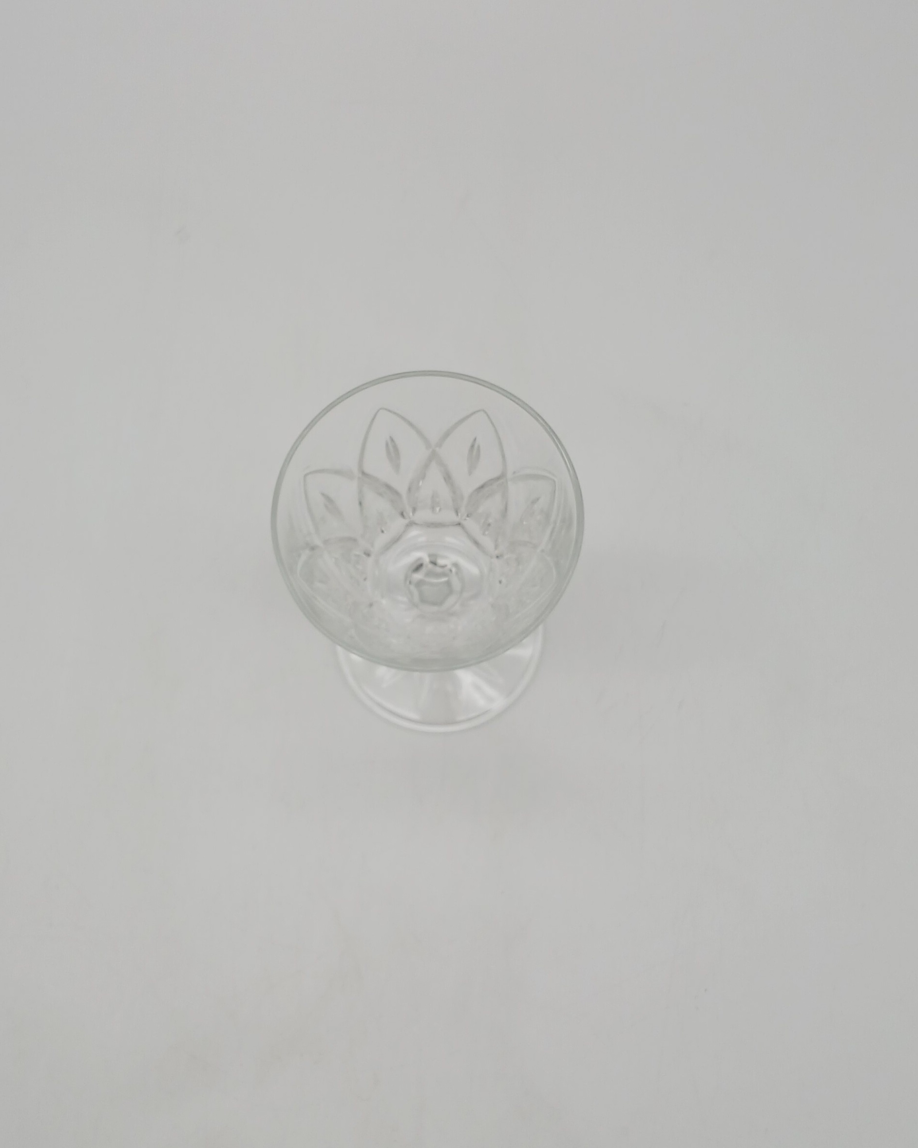 Voir photo 10 de Série de 6 verres à pied en cristal taillé vintage - Années 60 Série de 6 verres à pied en cristal taillé vintage - Années 60 reconditionné photo 10