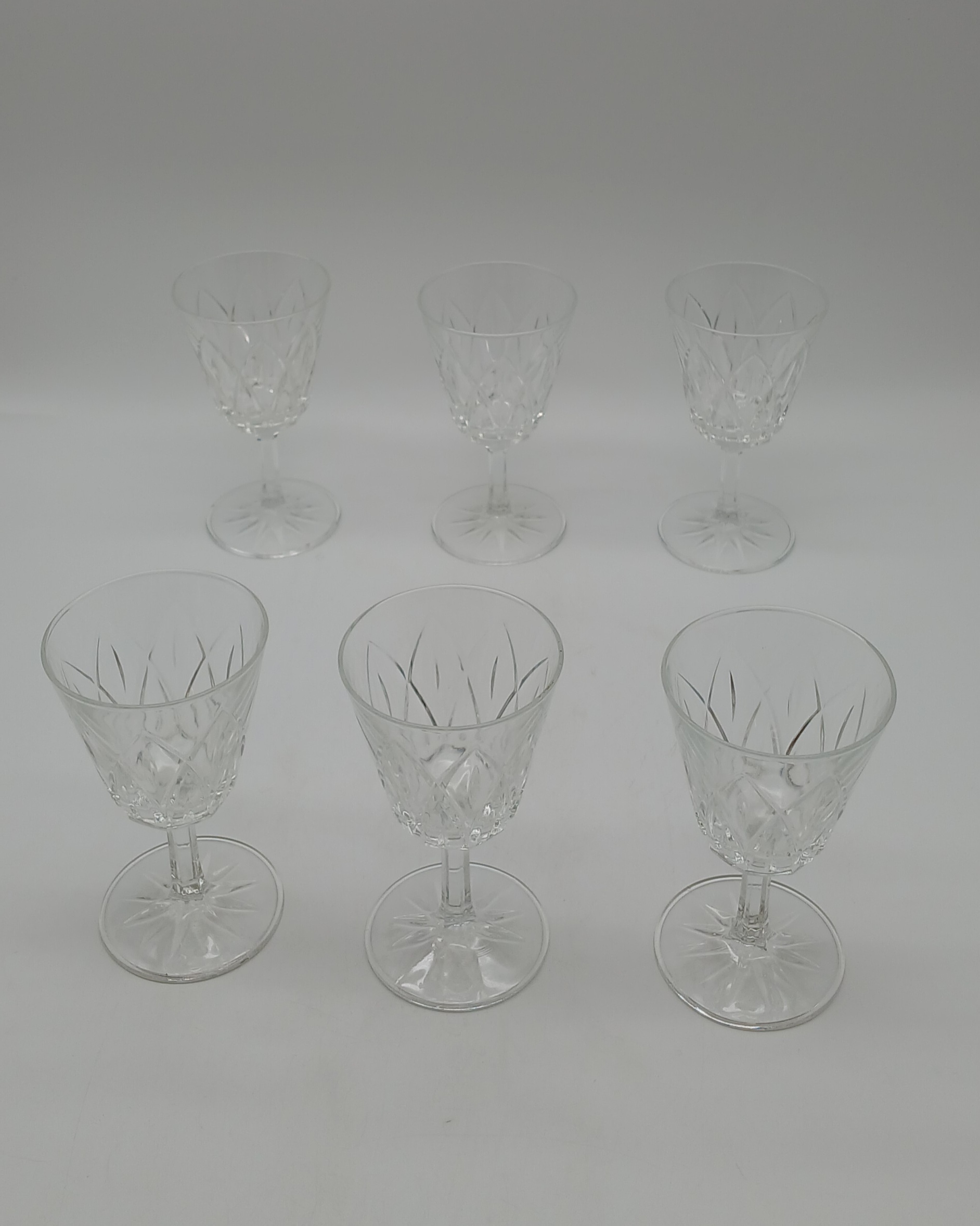 Voir photo 2 de Série de 6 verres à pied en cristal taillé vintage - Années 60 Série de 6 verres à pied en cristal taillé vintage - Années 60 reconditionné photo 2