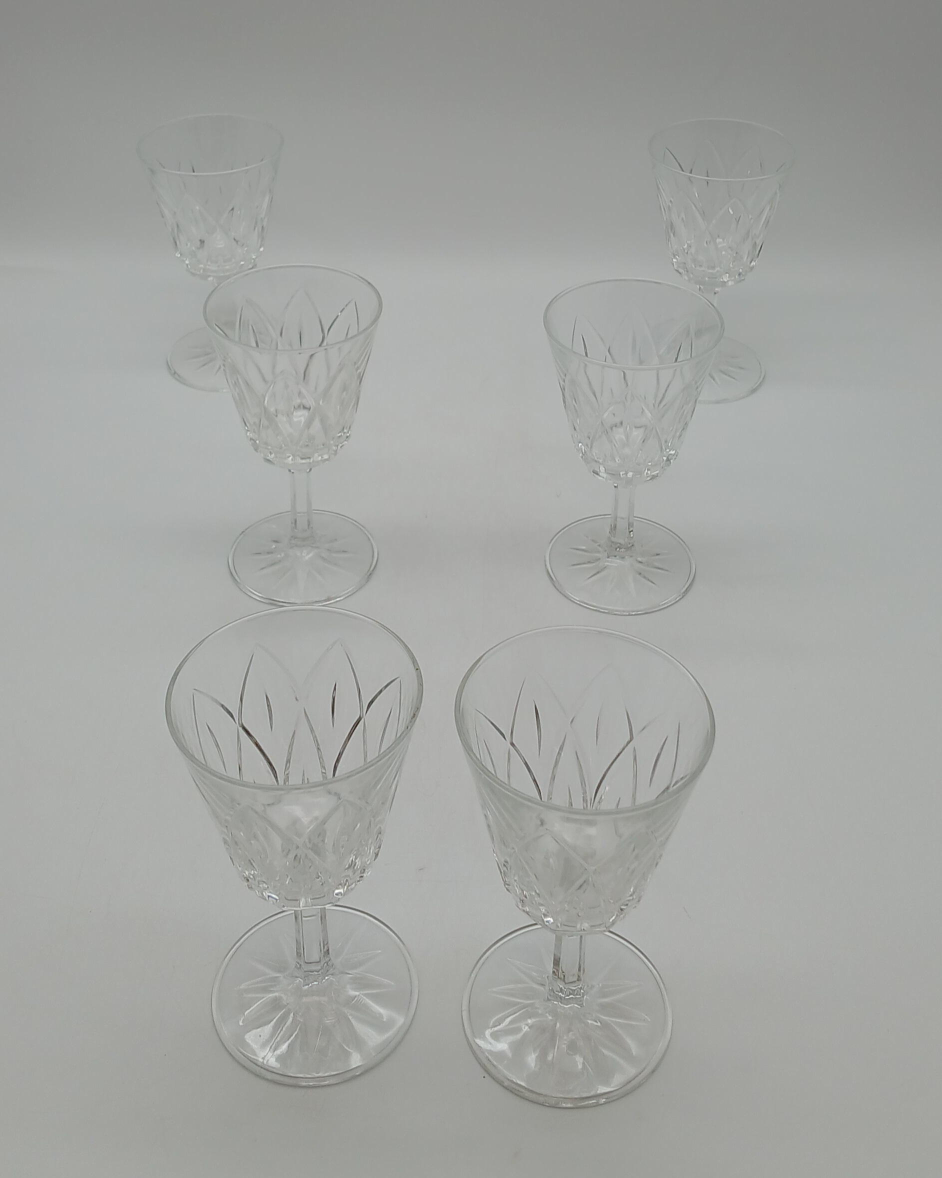 Voir photo 3 de Série de 6 verres à pied en cristal taillé vintage - Années 60 Série de 6 verres à pied en cristal taillé vintage - Années 60 reconditionné photo 3