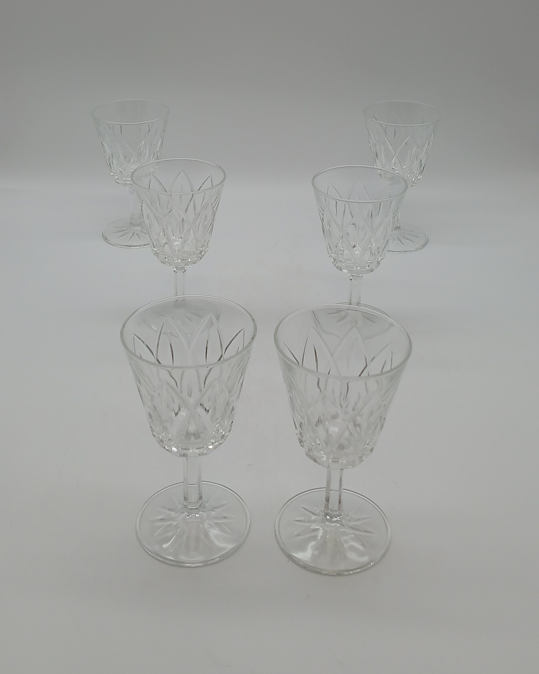 Voir photo 4 de Série de 6 verres à pied en cristal taillé vintage - Années 60 Série de 6 verres à pied en cristal taillé vintage - Années 60 reconditionné photo 4