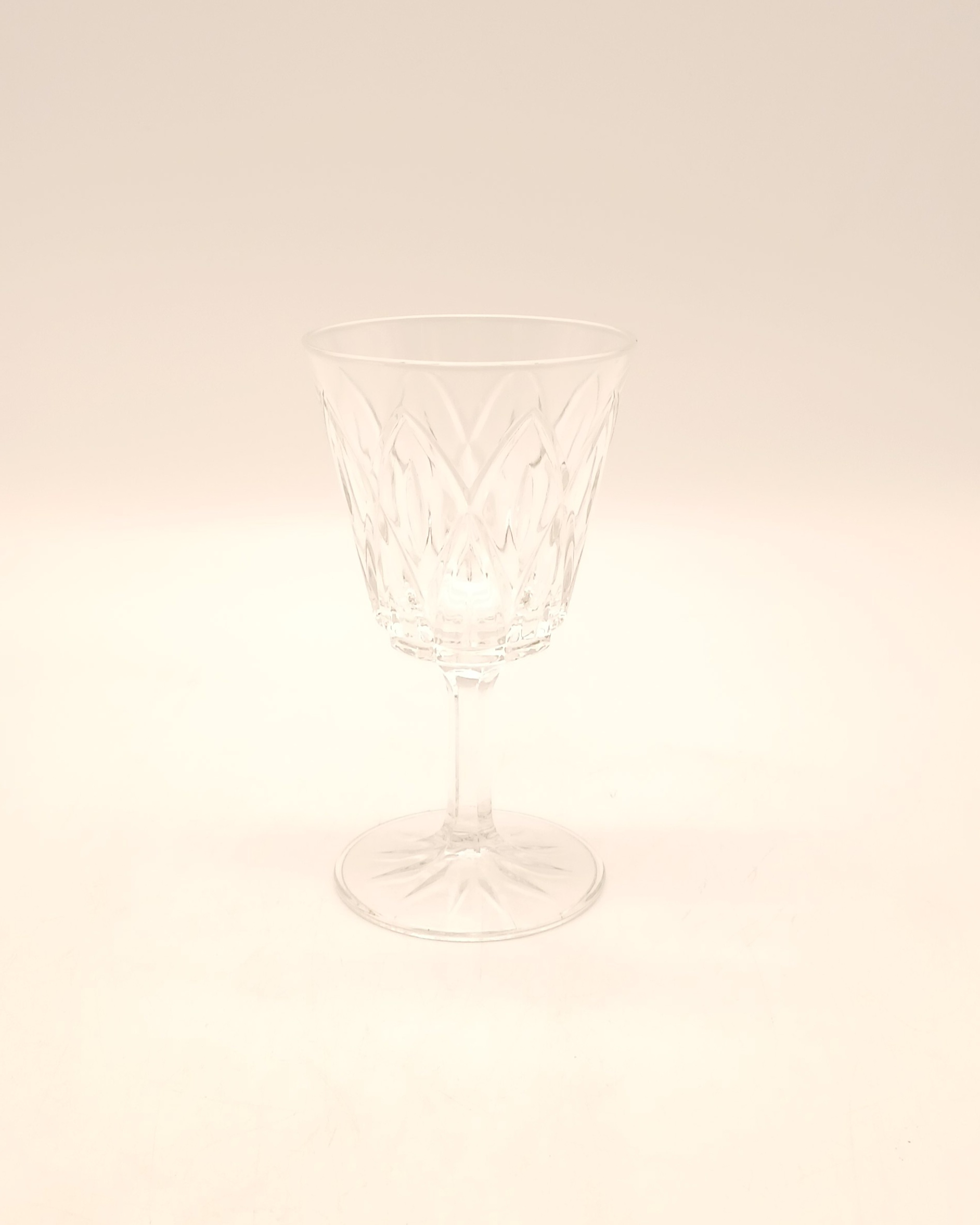 Voir photo 5 de Série de 6 verres à pied en cristal taillé vintage - Années 60 Série de 6 verres à pied en cristal taillé vintage - Années 60 reconditionné photo 5