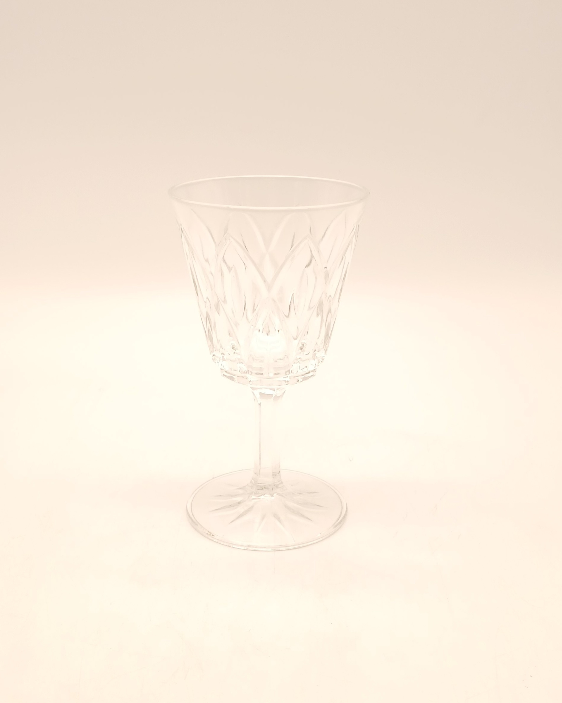 Voir photo 6 de Série de 6 verres à pied en cristal taillé vintage - Années 60 Série de 6 verres à pied en cristal taillé vintage - Années 60 reconditionné photo 6