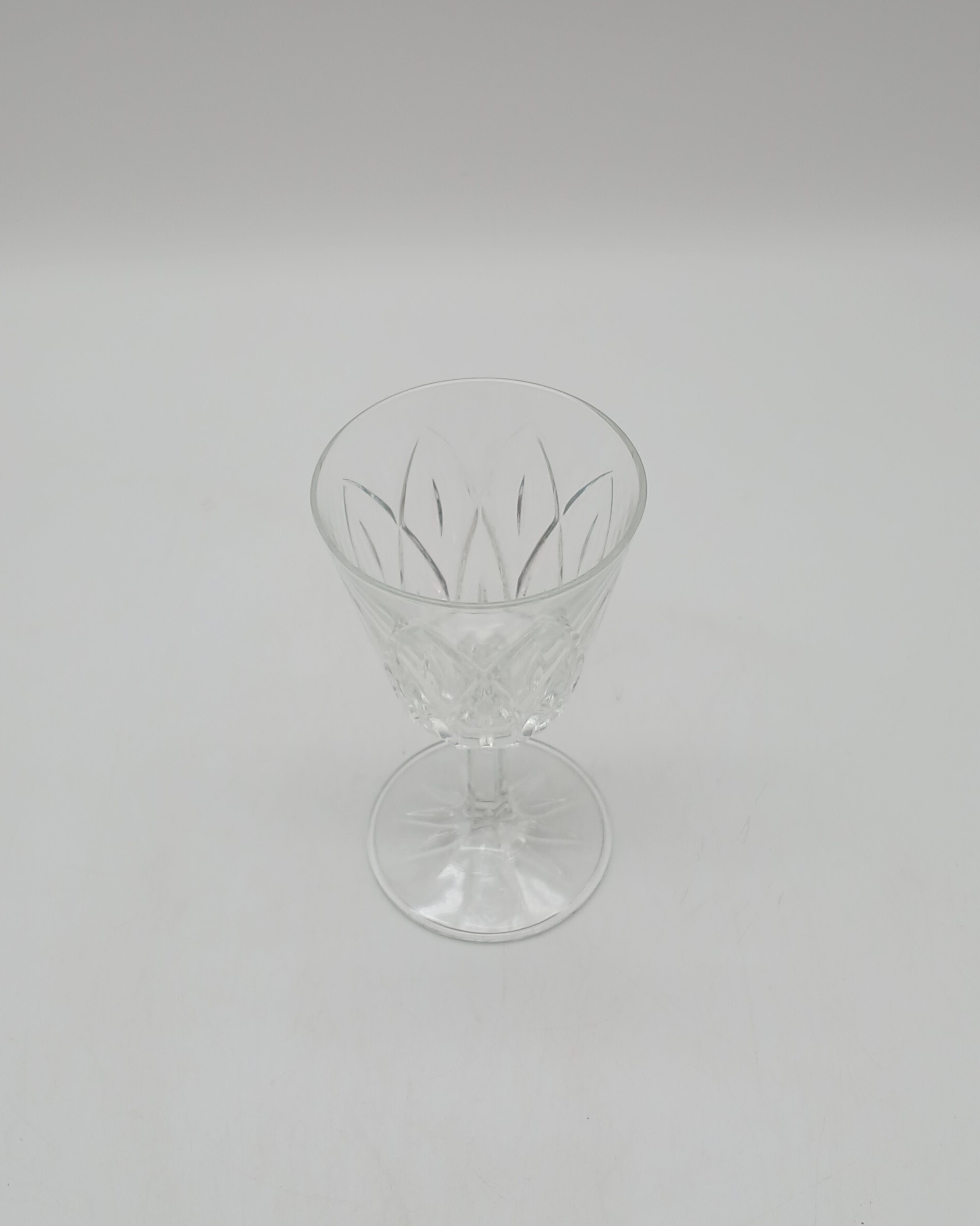 Voir photo 9 de Série de 6 verres à pied en cristal taillé vintage - Années 60 Série de 6 verres à pied en cristal taillé vintage - Années 60 reconditionné photo 9