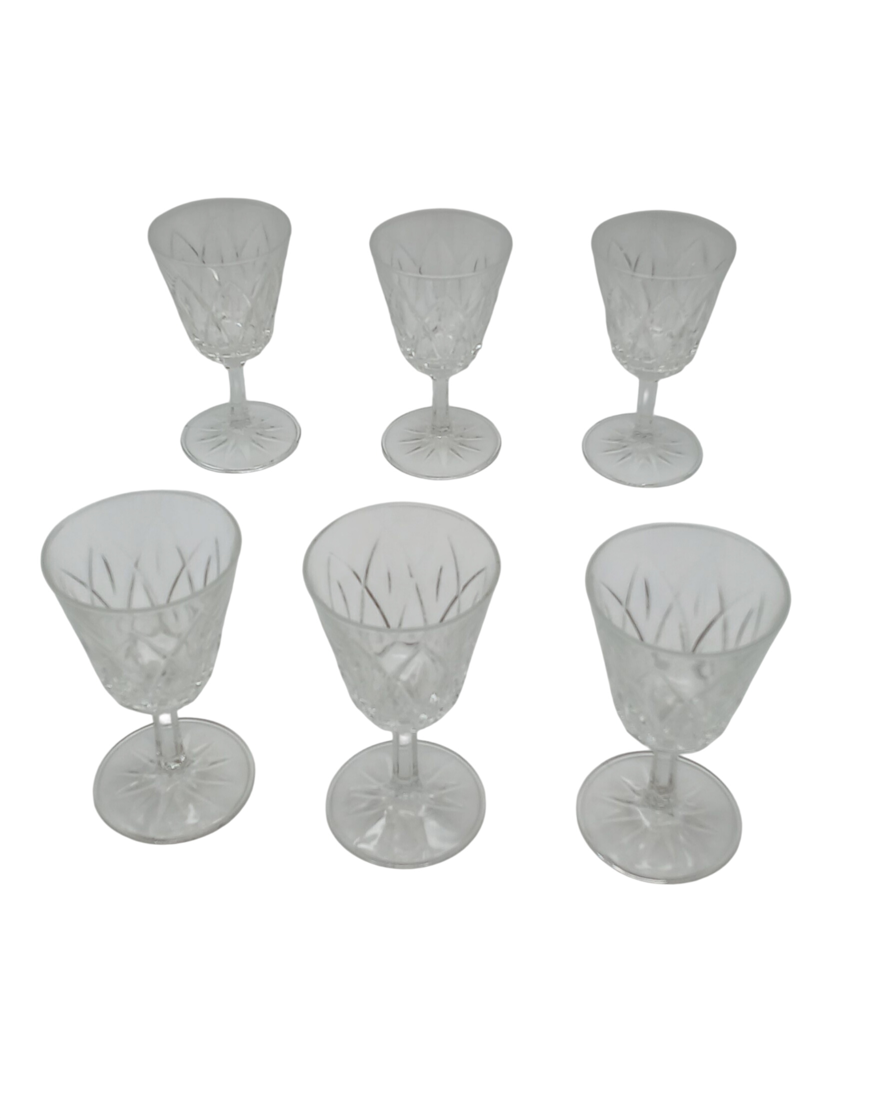 Série de 6 verres à pied en cristal taillé vintage - Années 60 - 31,00 € Série de 6 verres à pied en cristal taillé vintage - Années 60 reconditionné disponible sur Label Emmaüs