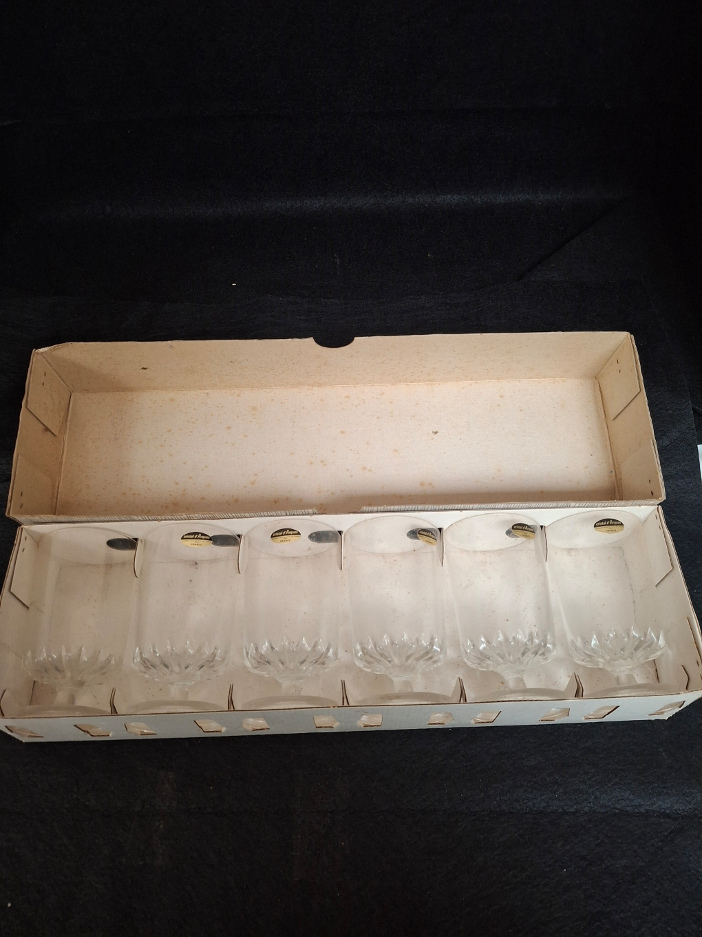Voir photo 3 de Série de 6 verres en cristal d'Arques- modèle Élysée - Boite d'origine vintage Série de 6 verres en cristal d'Arques- modèle Élysée - Boite d'origine vintage Bon état reconditionné photo 3