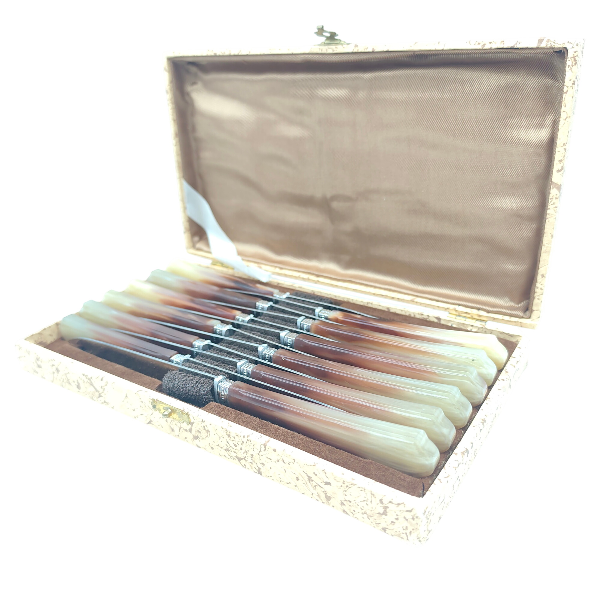 Acheter Service 12 couteaux dessert inox et corne Très bon état - 28,00 € Service 12 couteaux dessert inox et corne Très bon état reconditionné disponible sur Label Emmaüs