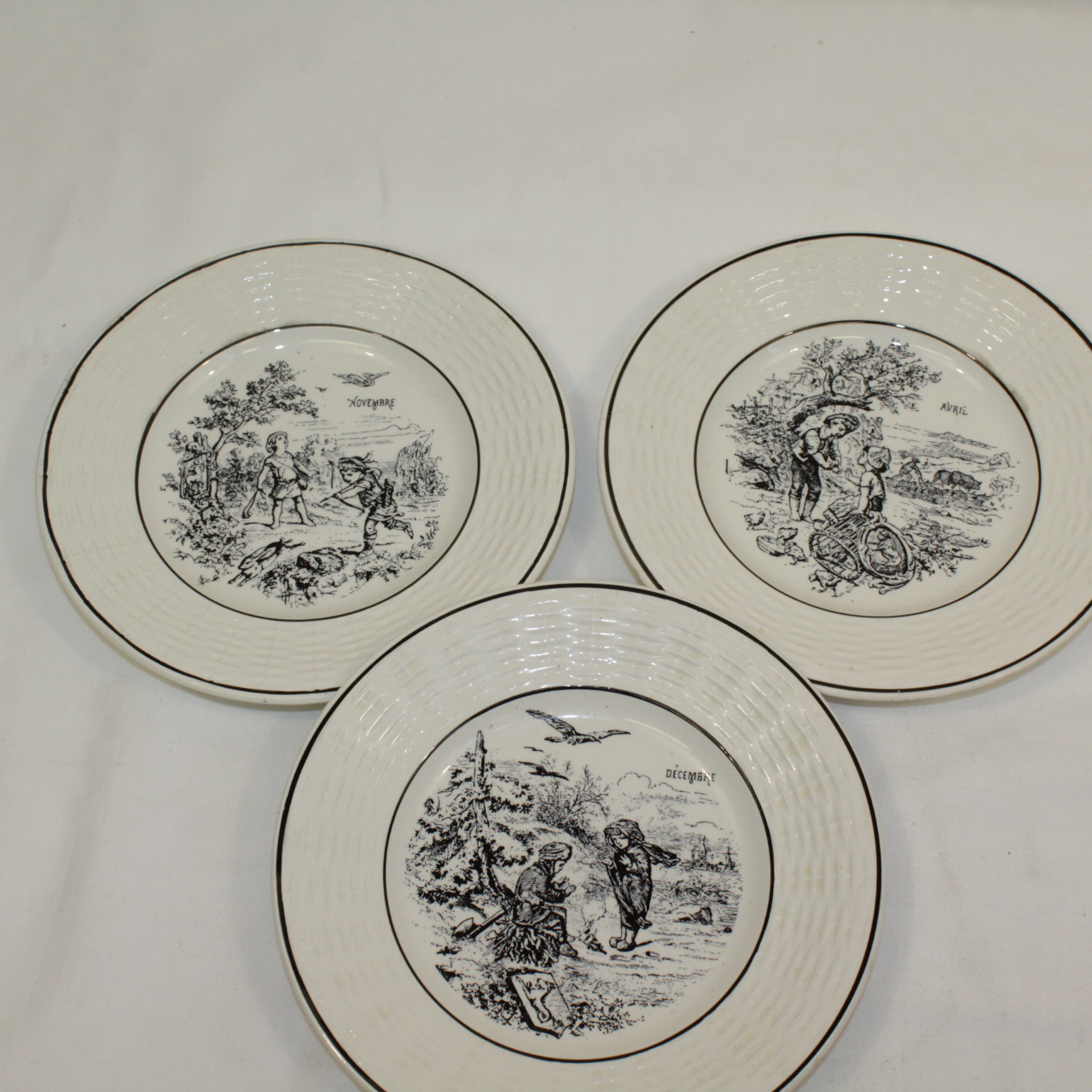 Voir photo 2 de Service 5 assiette " Les mois Digoin Sarreguemines " Service 5 assiette " Les mois Digoin Sarreguemines " Bon état reconditionné photo 2