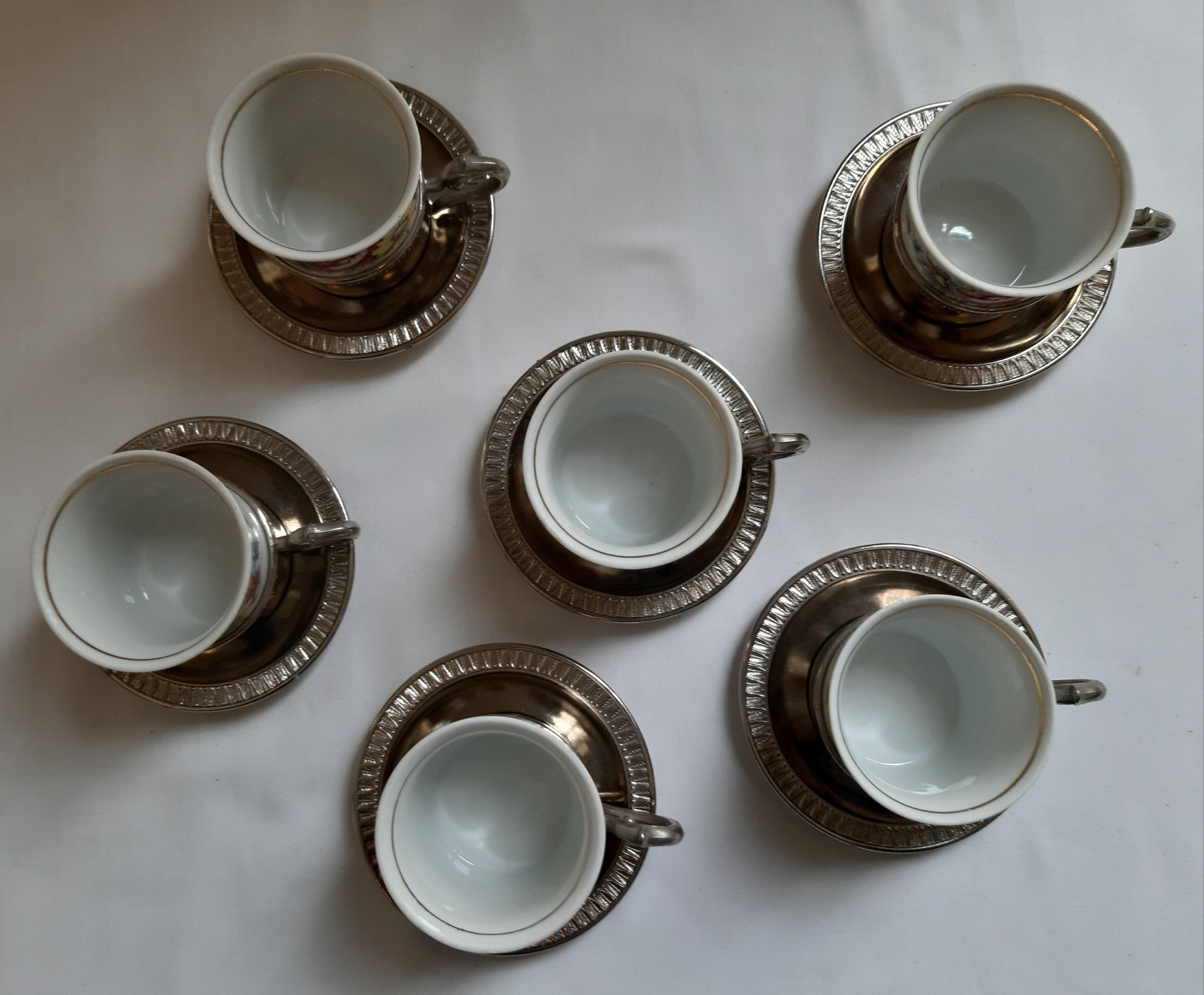 Voir photo 2 de Service à café 6 tasses à Moka / Café en PORCELAINE avec support et soucoupe en ÉTAIN, vintage Service à café 6 tasses à Moka / Café en PORCELAINE avec support et soucoupe en ÉTAIN, vintage Bon état reconditionné photo 2