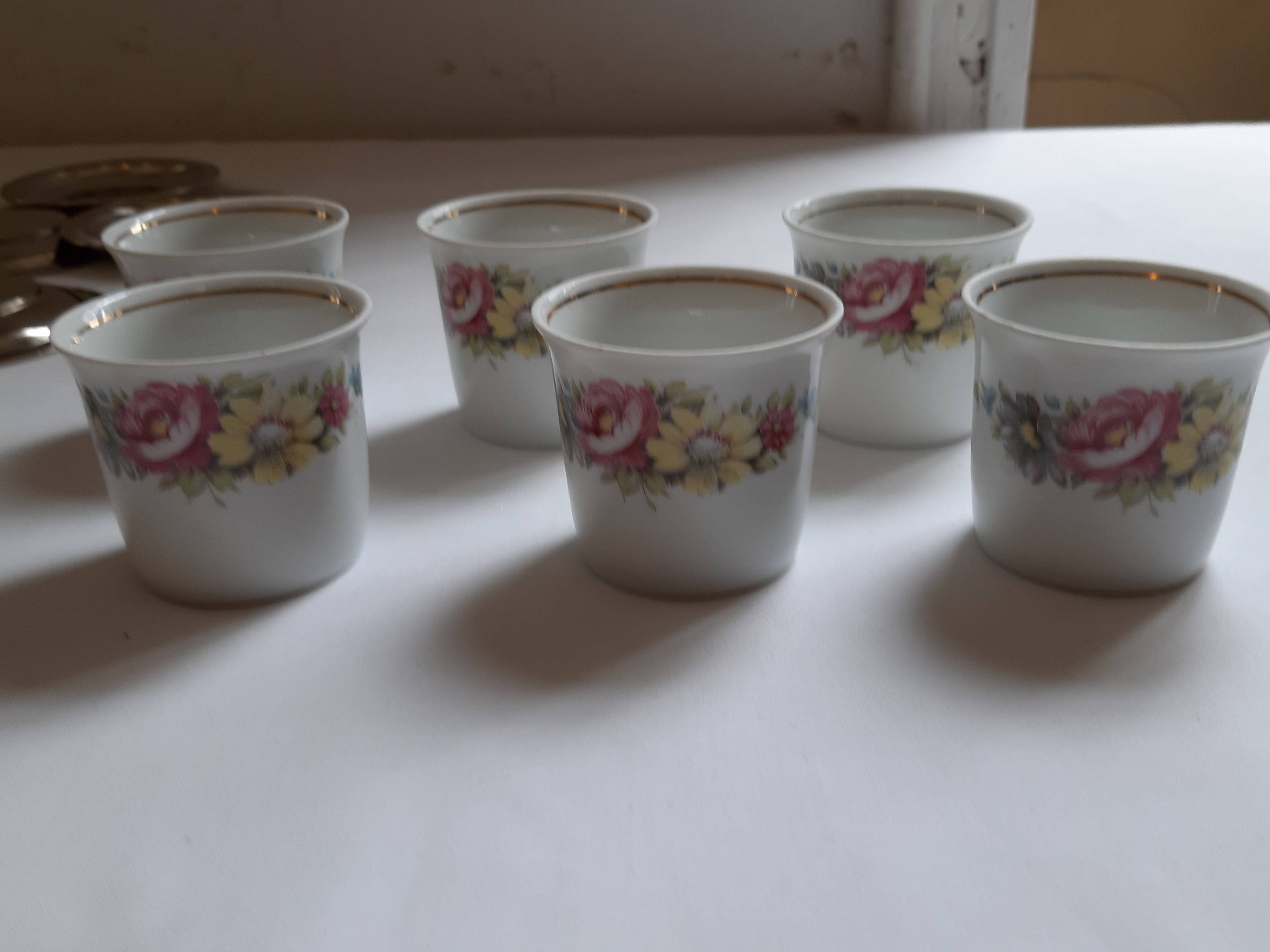 Voir photo 3 de Service à café 6 tasses à Moka / Café en PORCELAINE avec support et soucoupe en ÉTAIN, vintage Service à café 6 tasses à Moka / Café en PORCELAINE avec support et soucoupe en ÉTAIN, vintage Bon état reconditionné photo 3