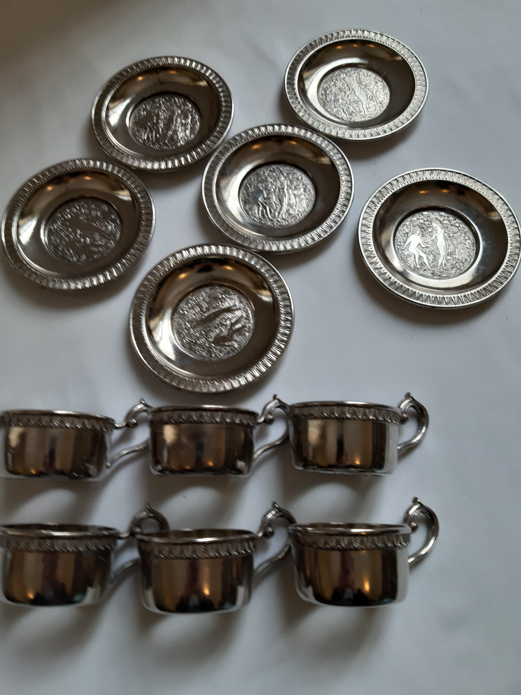 Voir photo 4 de Service à café 6 tasses à Moka / Café en PORCELAINE avec support et soucoupe en ÉTAIN, vintage Service à café 6 tasses à Moka / Café en PORCELAINE avec support et soucoupe en ÉTAIN, vintage Bon état reconditionné photo 4