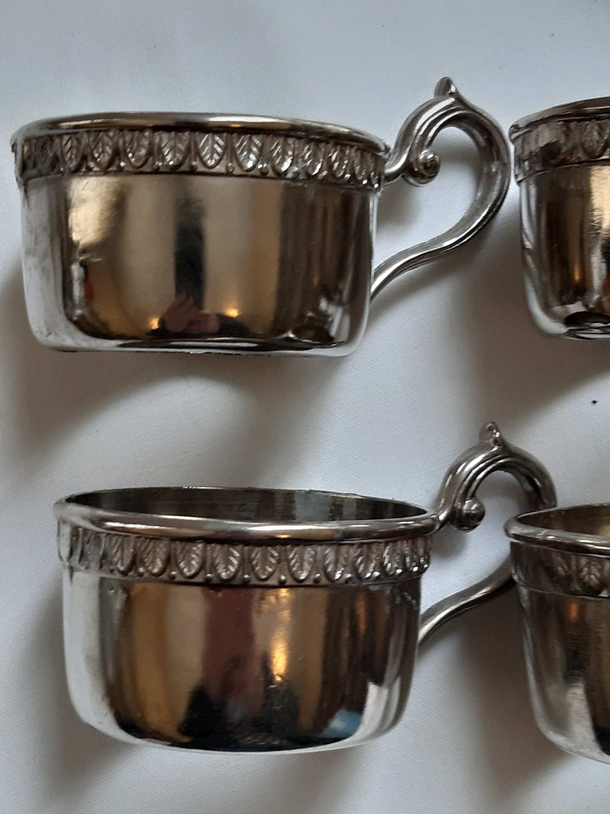 Voir photo 5 de Service à café 6 tasses à Moka / Café en PORCELAINE avec support et soucoupe en ÉTAIN, vintage Service à café 6 tasses à Moka / Café en PORCELAINE avec support et soucoupe en ÉTAIN, vintage Bon état reconditionné photo 5