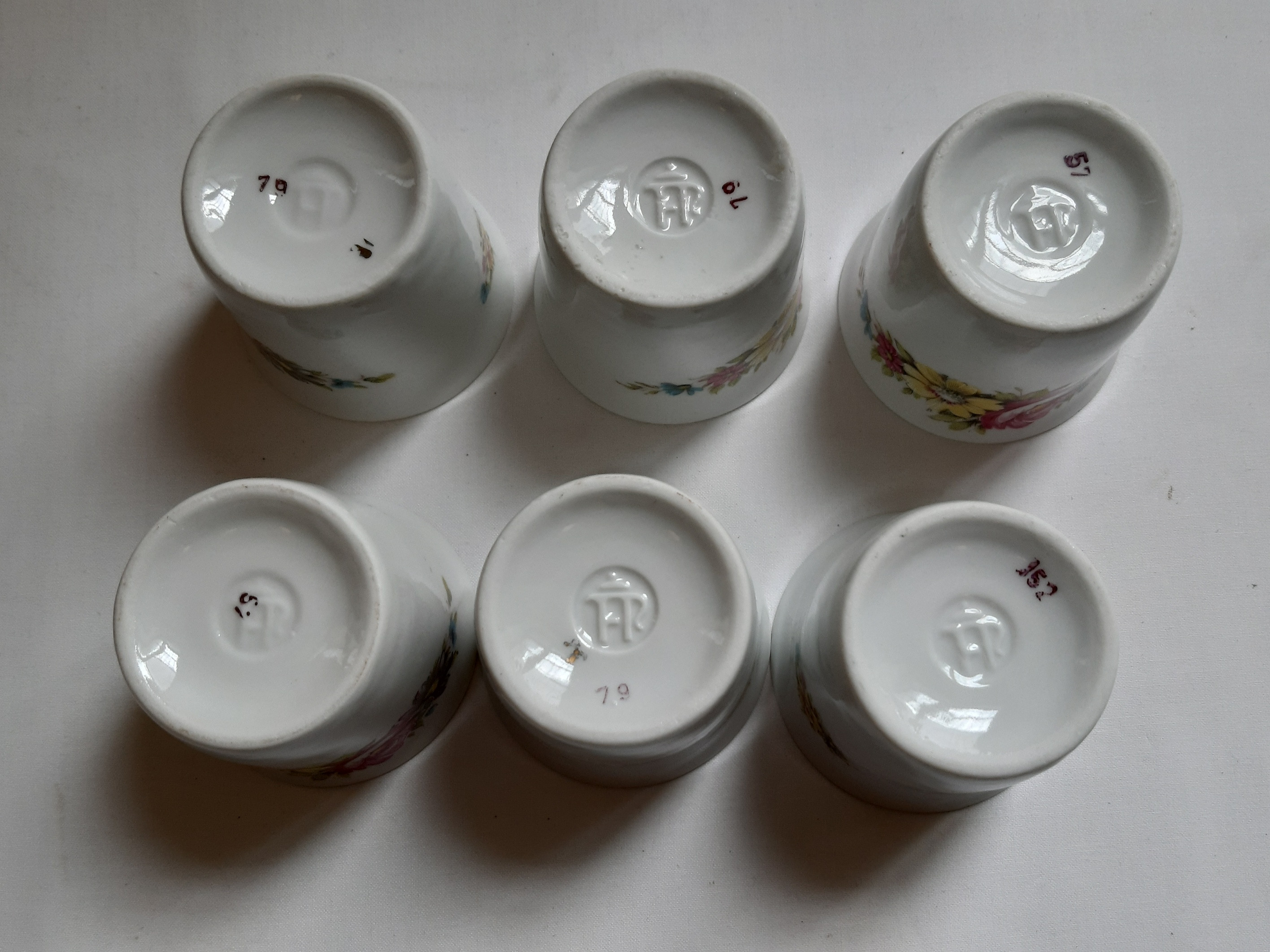 Voir photo 7 de Service à café 6 tasses à Moka / Café en PORCELAINE avec support et soucoupe en ÉTAIN, vintage Service à café 6 tasses à Moka / Café en PORCELAINE avec support et soucoupe en ÉTAIN, vintage Bon état reconditionné photo 7