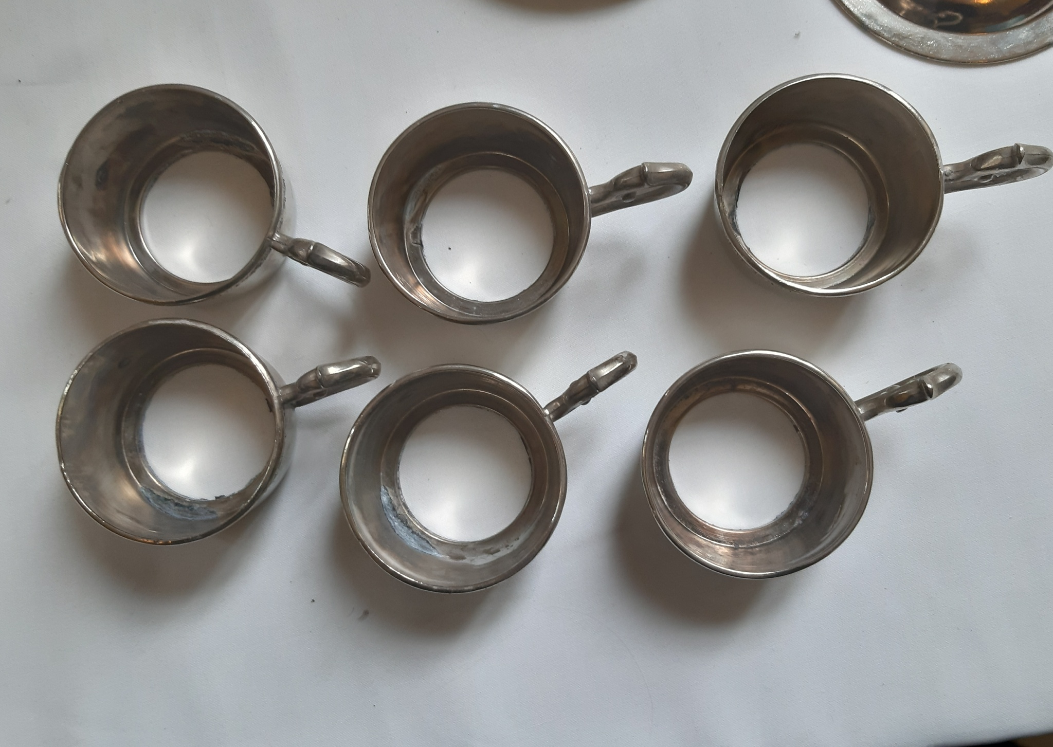 Voir photo 8 de Service à café 6 tasses à Moka / Café en PORCELAINE avec support et soucoupe en ÉTAIN, vintage Service à café 6 tasses à Moka / Café en PORCELAINE avec support et soucoupe en ÉTAIN, vintage Bon état reconditionné photo 8