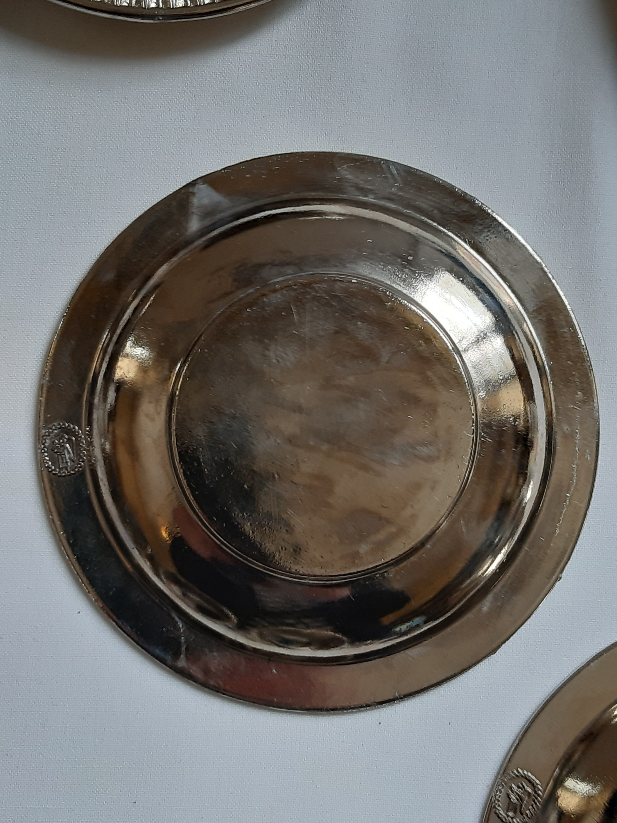 Voir photo 9 de Service à café 6 tasses à Moka / Café en PORCELAINE avec support et soucoupe en ÉTAIN, vintage Service à café 6 tasses à Moka / Café en PORCELAINE avec support et soucoupe en ÉTAIN, vintage Bon état reconditionné photo 9