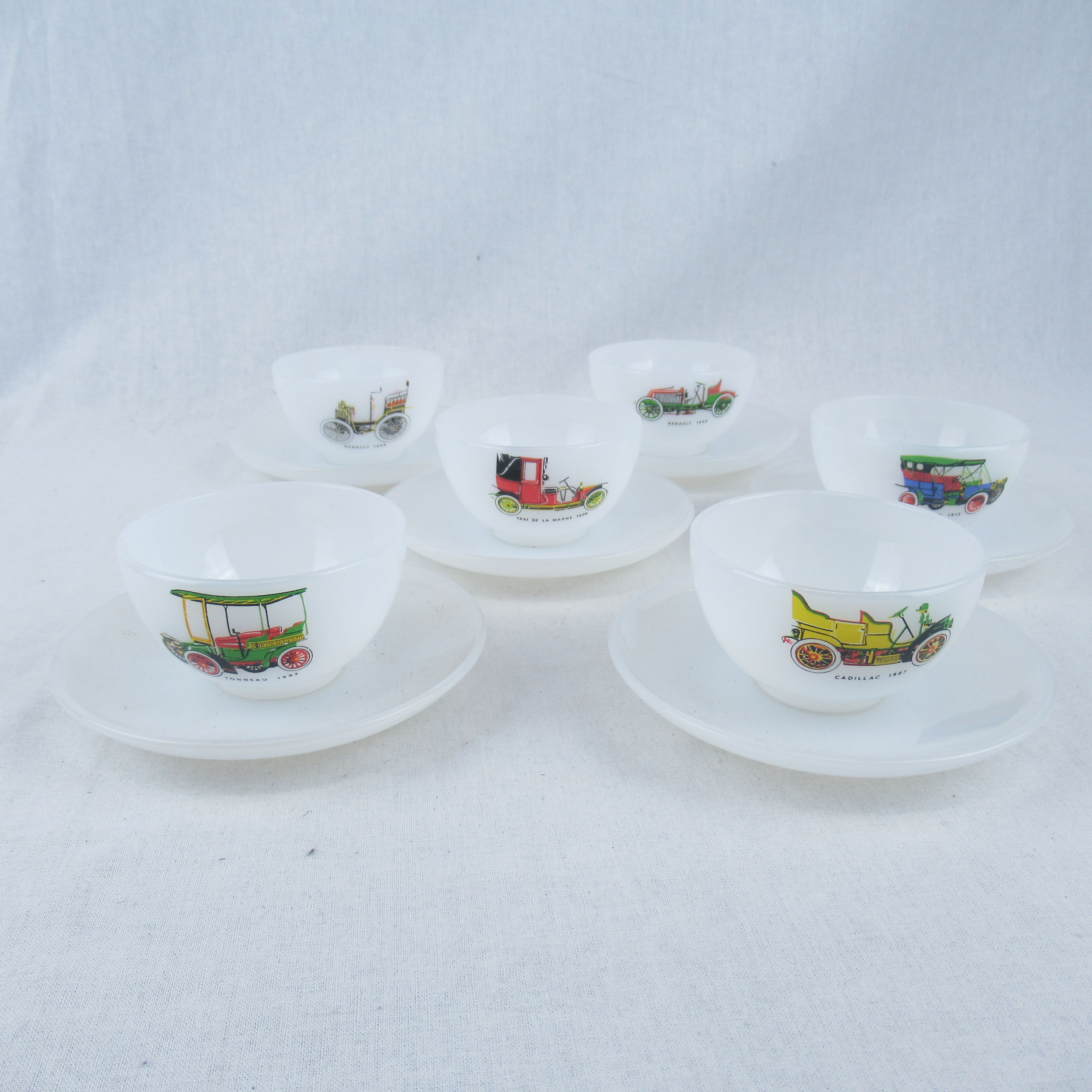Voir photo 2 de Service à café 6 tasses avec coupelles estampillés "Cognac Hardy" motif véhicules anciens - Arcopal France Service à café 6 tasses avec coupelles estampillés "Cognac Hardy" motif véhicules anciens - Arcopal France Bon état reconditionné photo 2