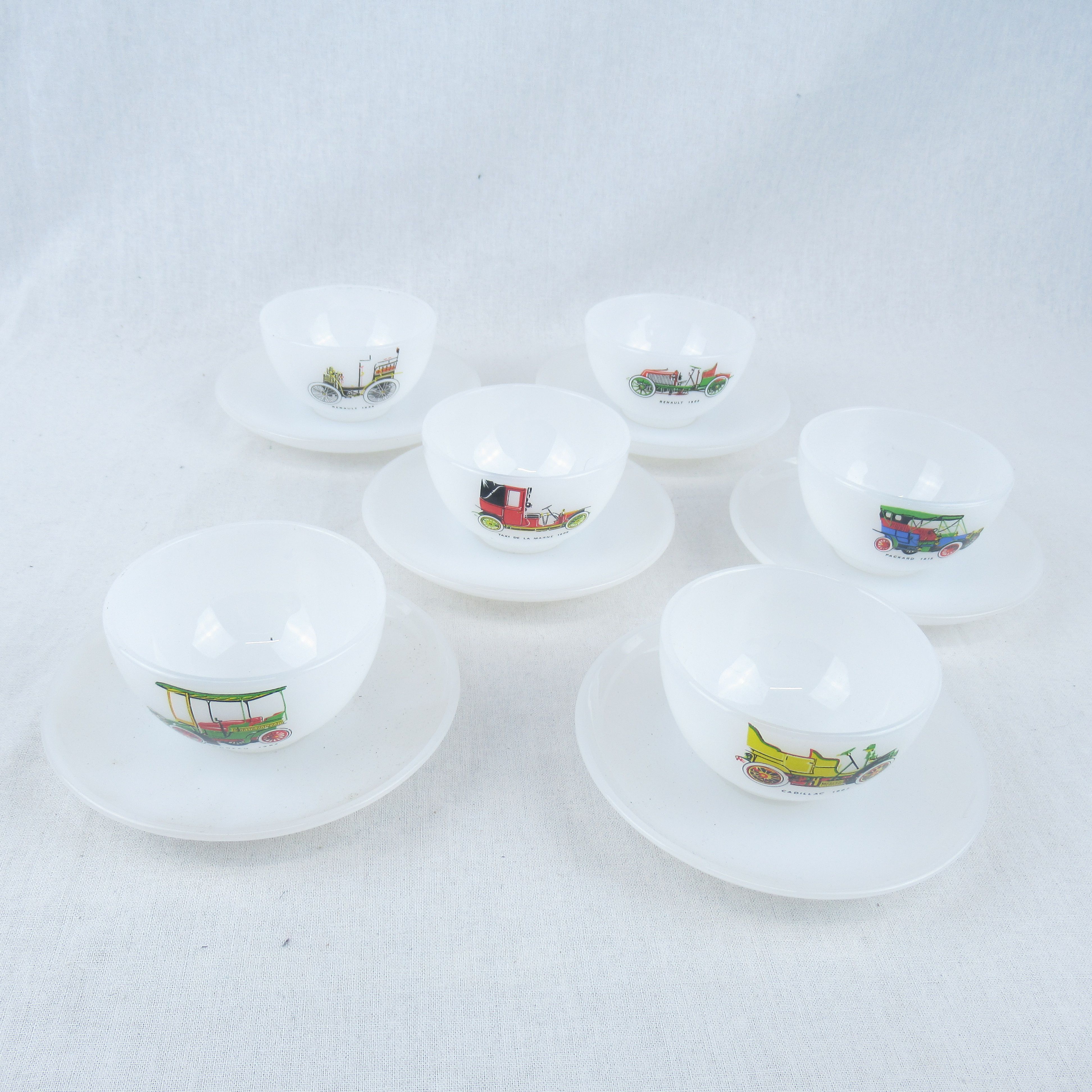 Acheter Service à café 6 tasses avec coupelles estampillés "Cognac Hardy" motif véhicules anciens - Arcopal France Bon état - 10,00 € Service à café 6 tasses avec coupelles estampillés "Cognac Hardy" motif véhicules anciens - Arcopal France Bon état reconditionné disponible sur Label Emmaüs