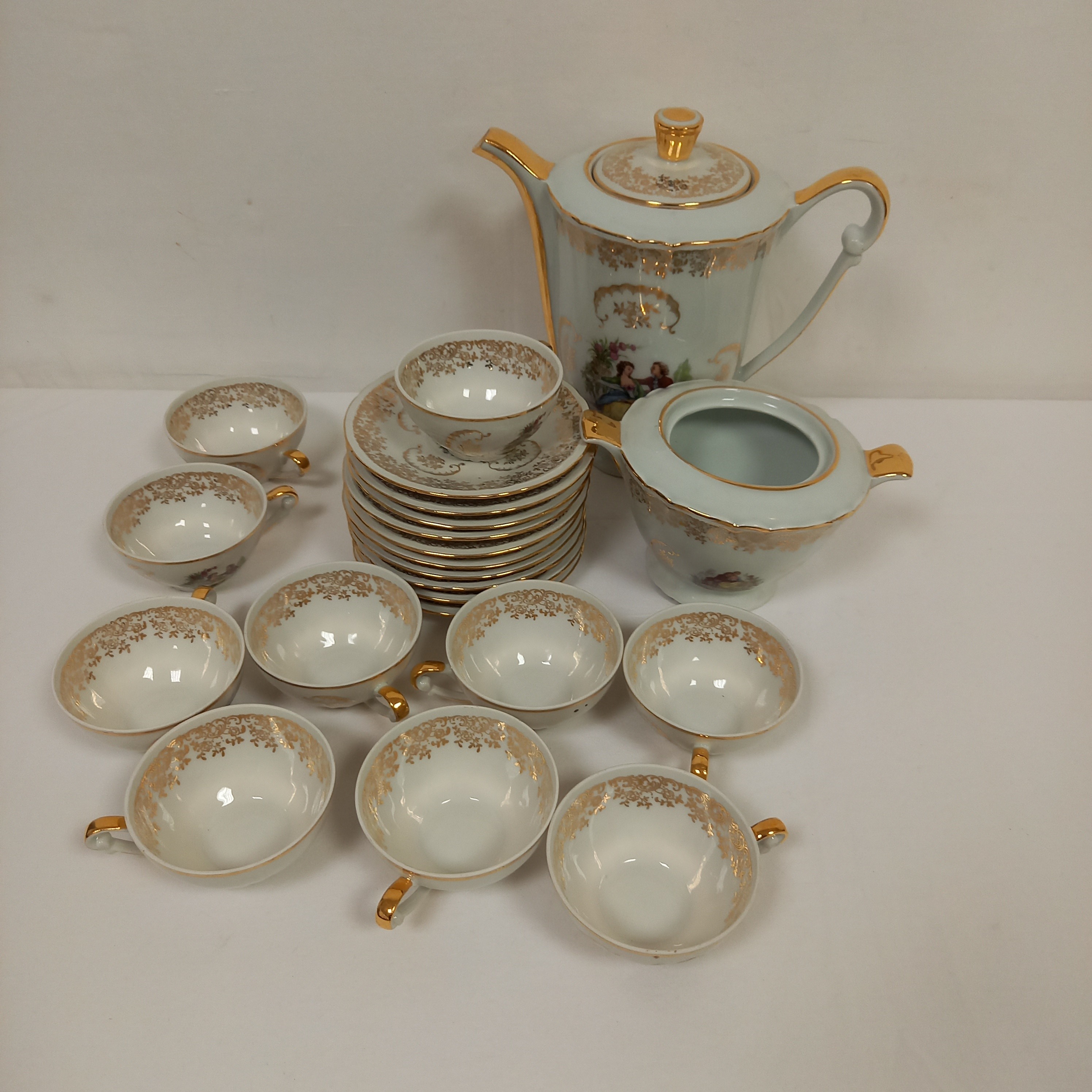 Voir photo 2 de Service à café de 12 pièces en porcelaine Service à café de 12 pièces en porcelaine Bon état reconditionné photo 2