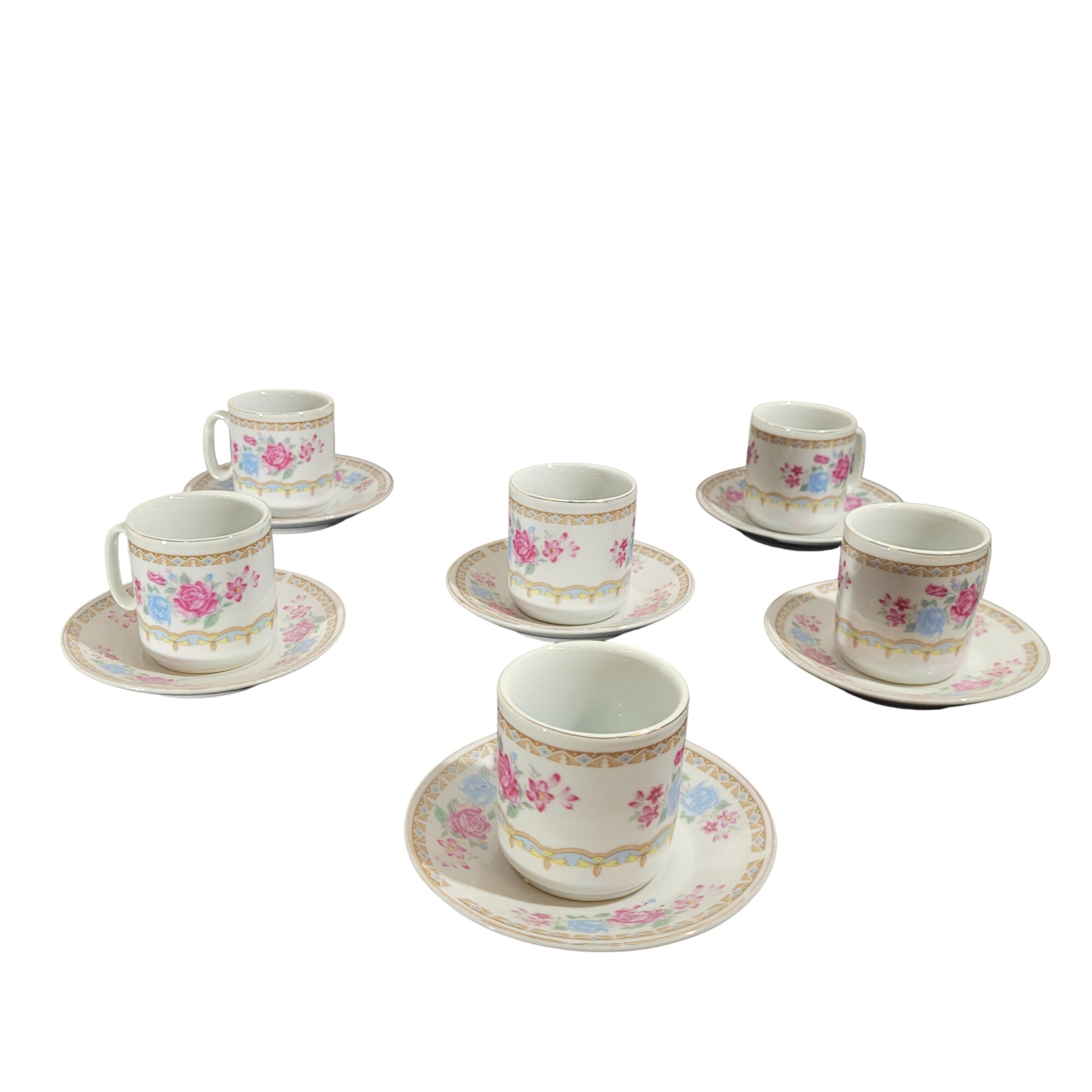 Service à café de 6 tasses et soucoupes - Décor floral romantique Bon état - 15,00 € Service à café de 6 tasses et soucoupes - Décor floral romantique Bon état reconditionné disponible sur Label Emmaüs