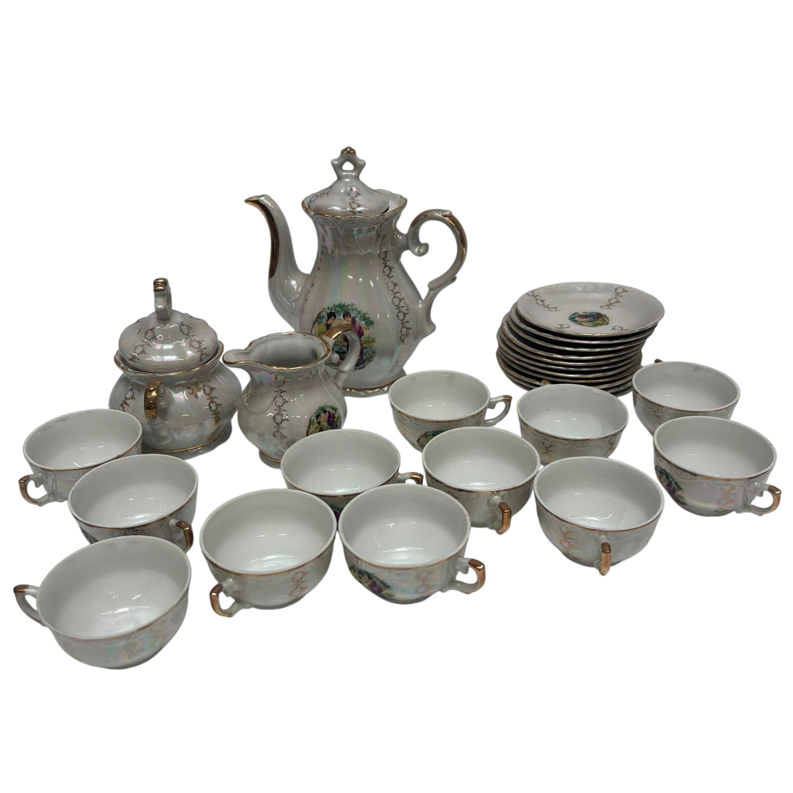 Service à café en porcelaine décorée 12 tasses Bon état - 50,00 € Service à café en porcelaine décorée 12 tasses Bon état reconditionné disponible sur Label Emmaüs
