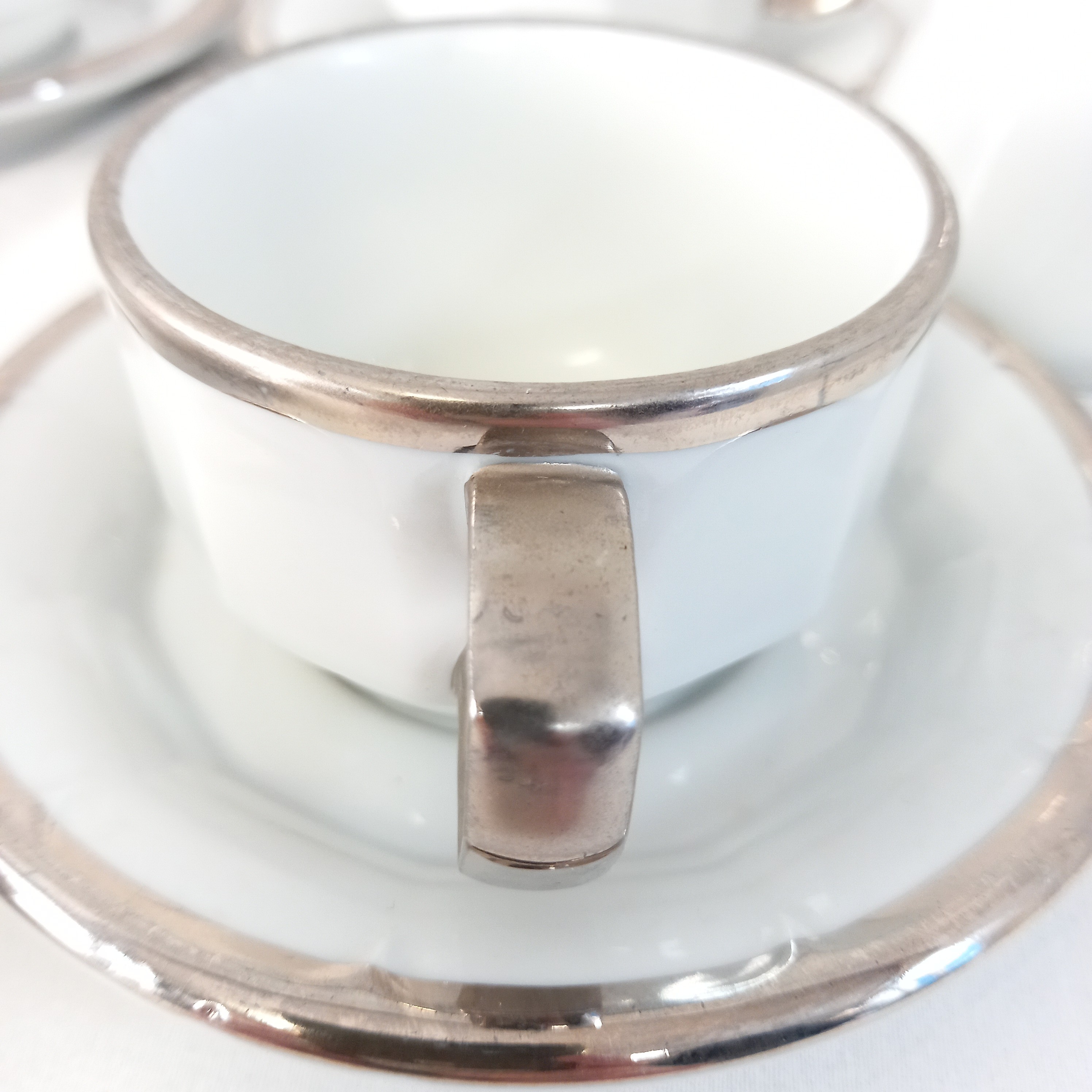 Voir photo 2 de Service à café vintage comprenant 4 tasses, 4 sous-tasses, un sucrier et 1 pot à lait, en porcelaine Pillivuyt Service à café vintage comprenant 4 tasses, 4 sous-tasses, un sucrier et 1 pot à lait, en porcelaine Pillivuyt Très bon état reconditionné photo 2