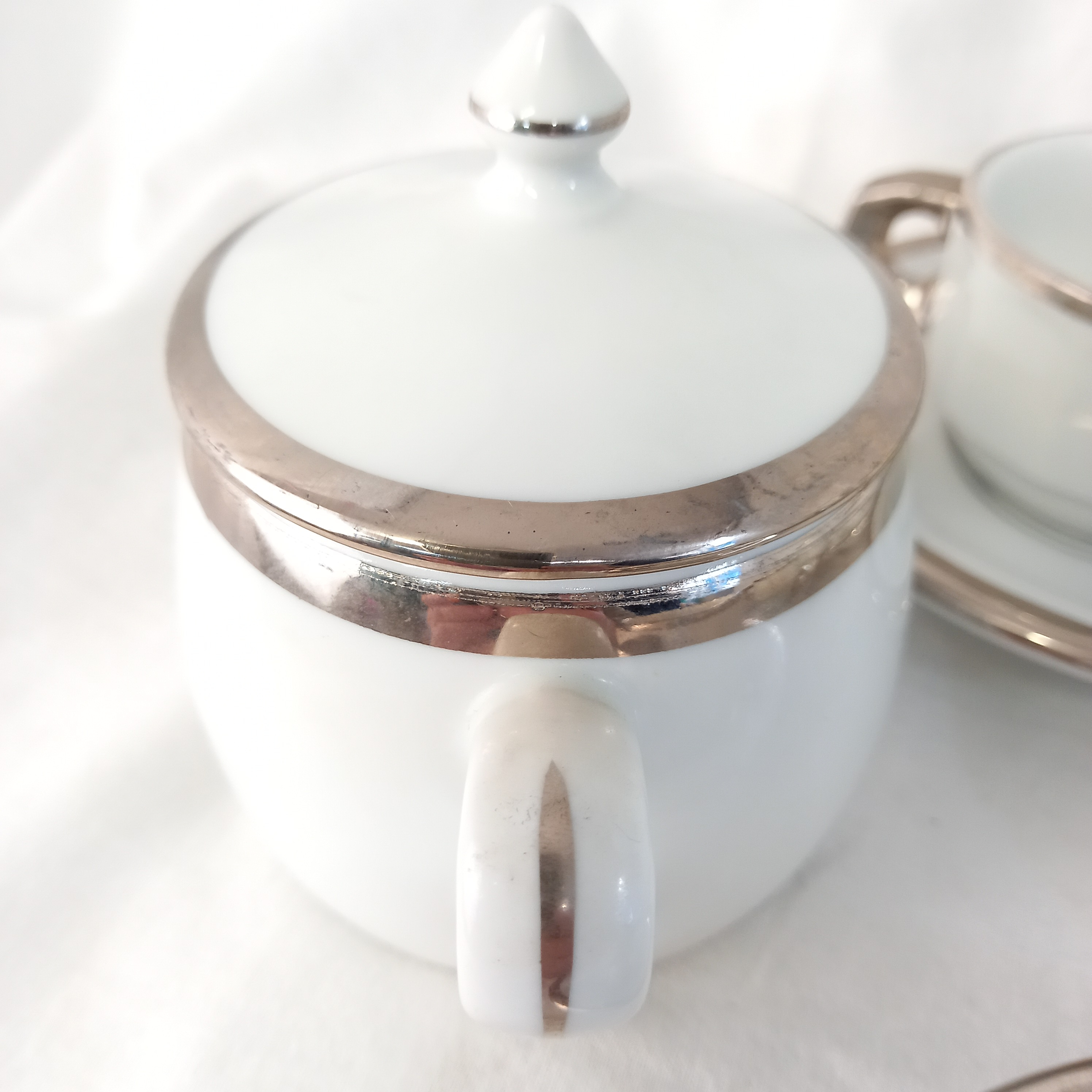 Voir photo 3 de Service à café vintage comprenant 4 tasses, 4 sous-tasses, un sucrier et 1 pot à lait, en porcelaine Pillivuyt Service à café vintage comprenant 4 tasses, 4 sous-tasses, un sucrier et 1 pot à lait, en porcelaine Pillivuyt Très bon état reconditionné photo 3