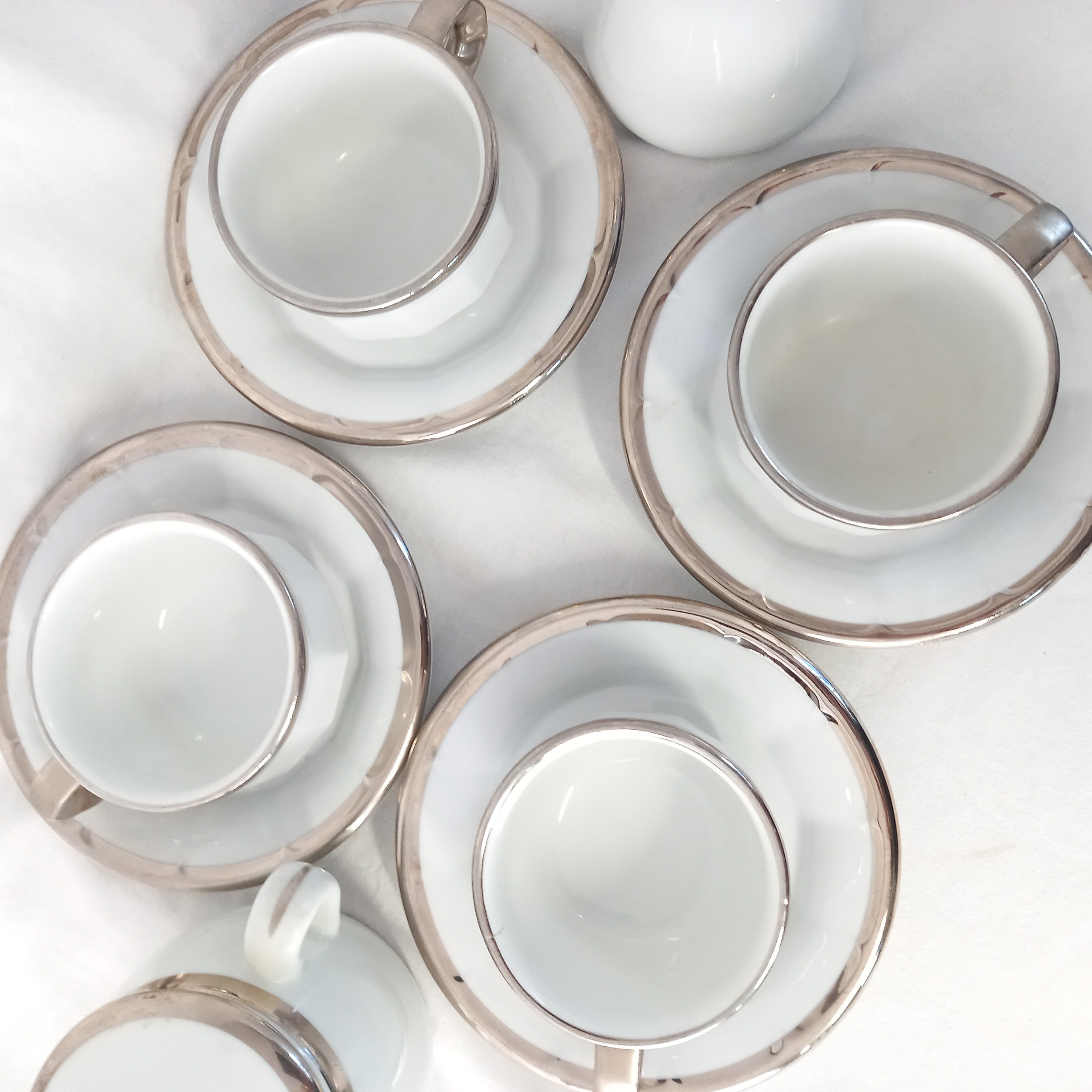 Voir photo 4 de Service à café vintage comprenant 4 tasses, 4 sous-tasses, un sucrier et 1 pot à lait, en porcelaine Pillivuyt Service à café vintage comprenant 4 tasses, 4 sous-tasses, un sucrier et 1 pot à lait, en porcelaine Pillivuyt Très bon état reconditionné photo 4