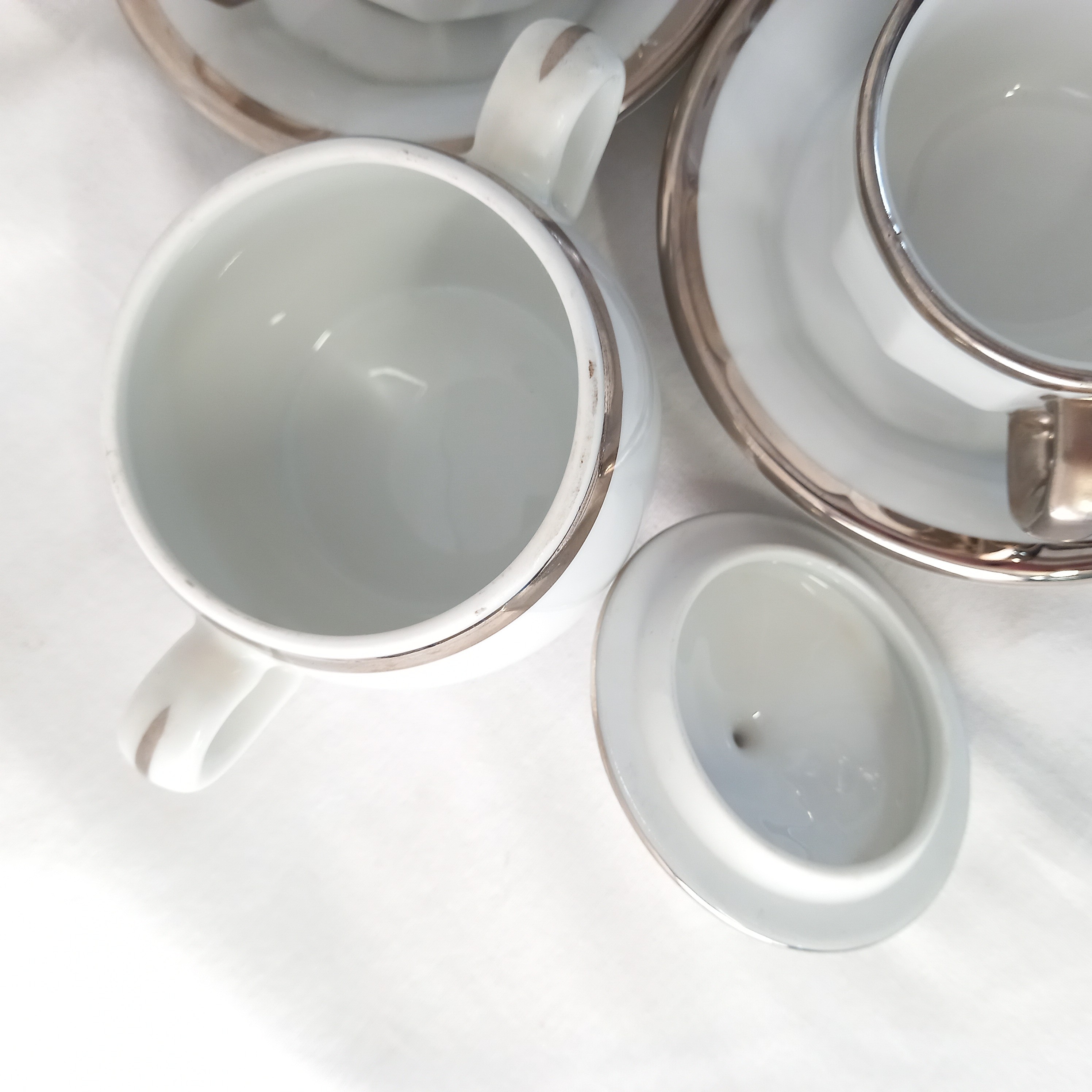 Voir photo 5 de Service à café vintage comprenant 4 tasses, 4 sous-tasses, un sucrier et 1 pot à lait, en porcelaine Pillivuyt Service à café vintage comprenant 4 tasses, 4 sous-tasses, un sucrier et 1 pot à lait, en porcelaine Pillivuyt Très bon état reconditionné photo 5