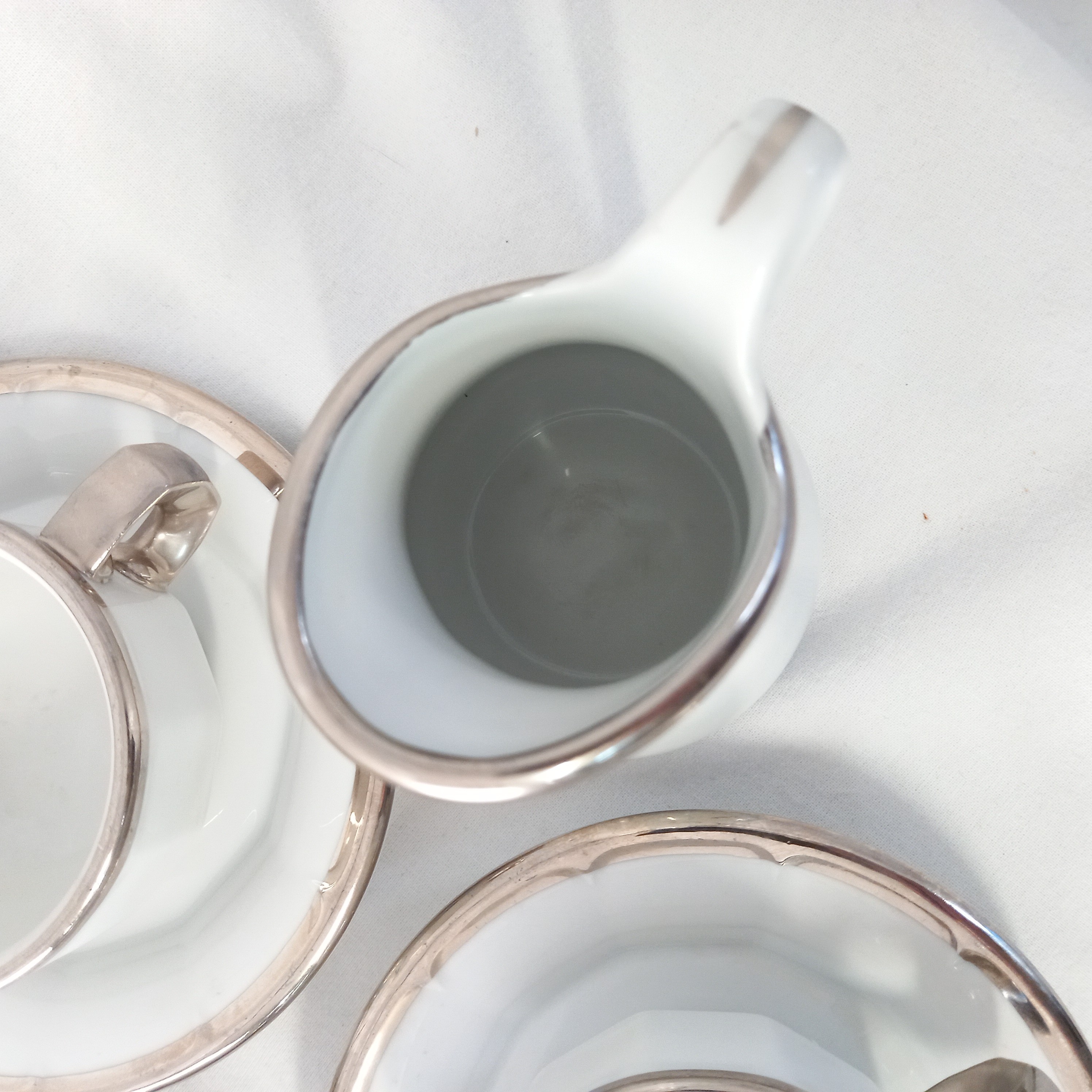 Voir photo 6 de Service à café vintage comprenant 4 tasses, 4 sous-tasses, un sucrier et 1 pot à lait, en porcelaine Pillivuyt Service à café vintage comprenant 4 tasses, 4 sous-tasses, un sucrier et 1 pot à lait, en porcelaine Pillivuyt Très bon état reconditionné photo 6