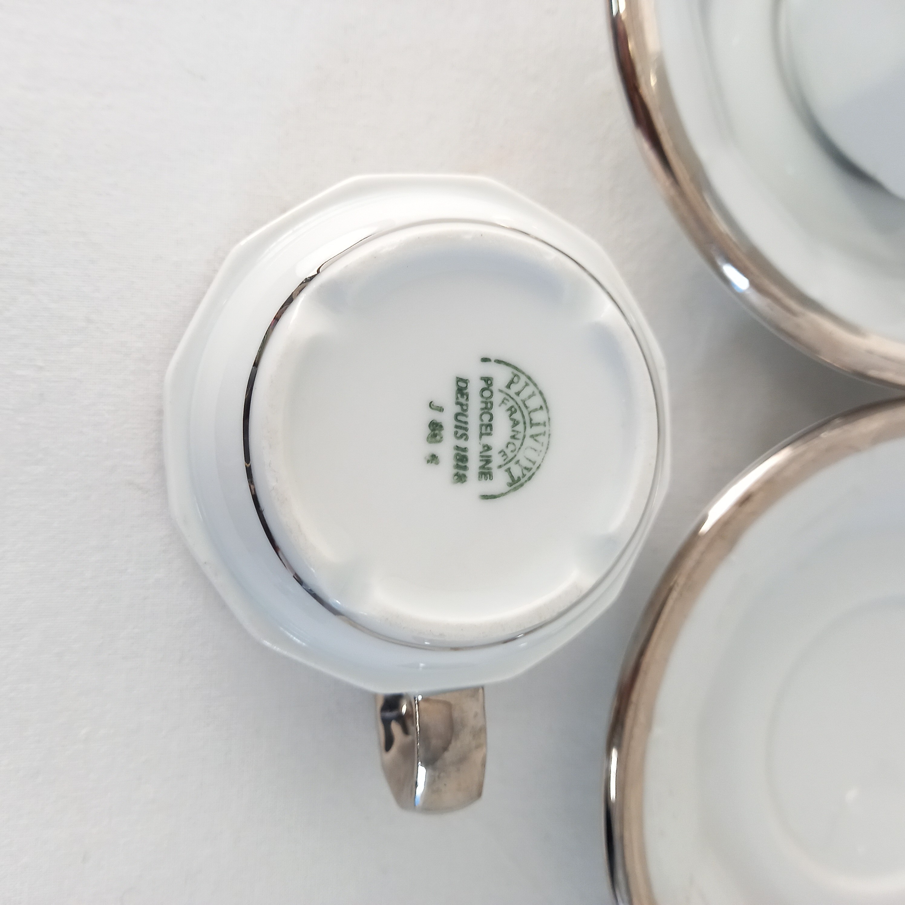 Voir photo 8 de Service à café vintage comprenant 4 tasses, 4 sous-tasses, un sucrier et 1 pot à lait, en porcelaine Pillivuyt Service à café vintage comprenant 4 tasses, 4 sous-tasses, un sucrier et 1 pot à lait, en porcelaine Pillivuyt Très bon état reconditionné photo 8