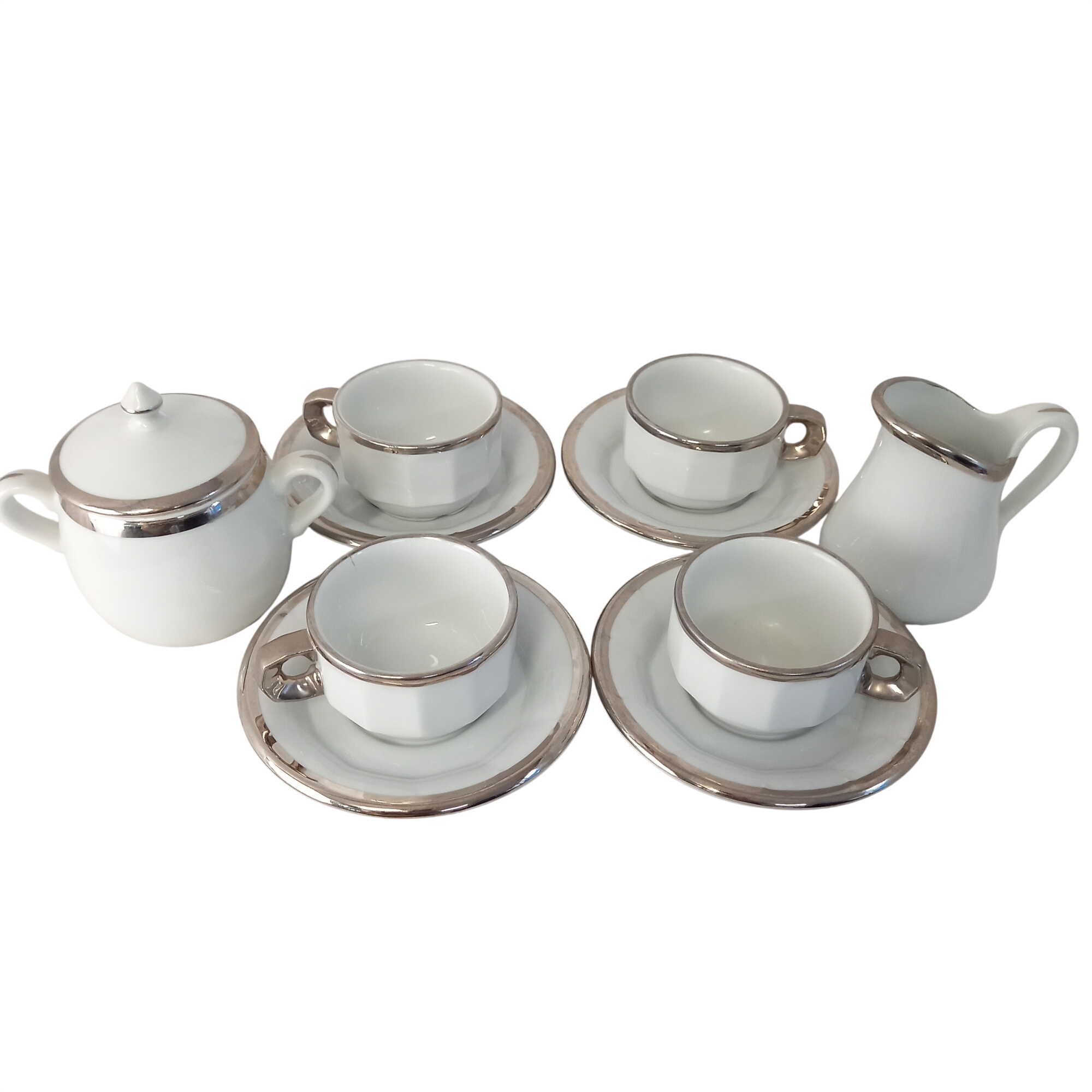 Service à café vintage comprenant 4 tasses, 4 sous-tasses, un sucrier et 1 pot à lait, en porcelaine Pillivuyt Très bon état - 49,00 € Service à café vintage comprenant 4 tasses, 4 sous-tasses, un sucrier et 1 pot à lait, en porcelaine Pillivuyt Très bon état reconditionné disponible sur Label Emmaüs
