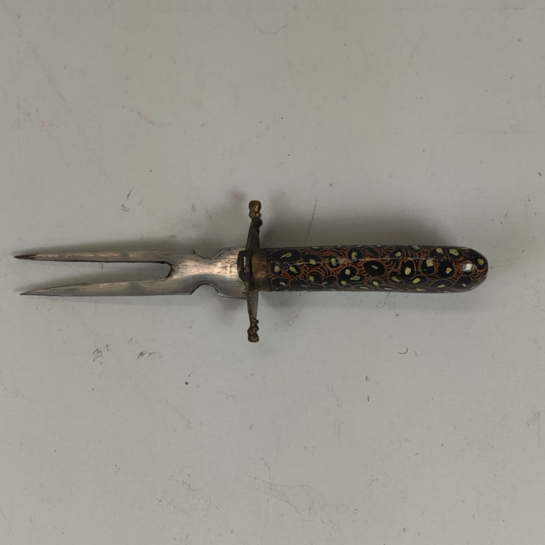 Voir photo 4 de Service à découper ancien, Couteau + broche en laiton et bois. Service à découper ancien, Couteau + broche en laiton et bois. Bon état reconditionné photo 4