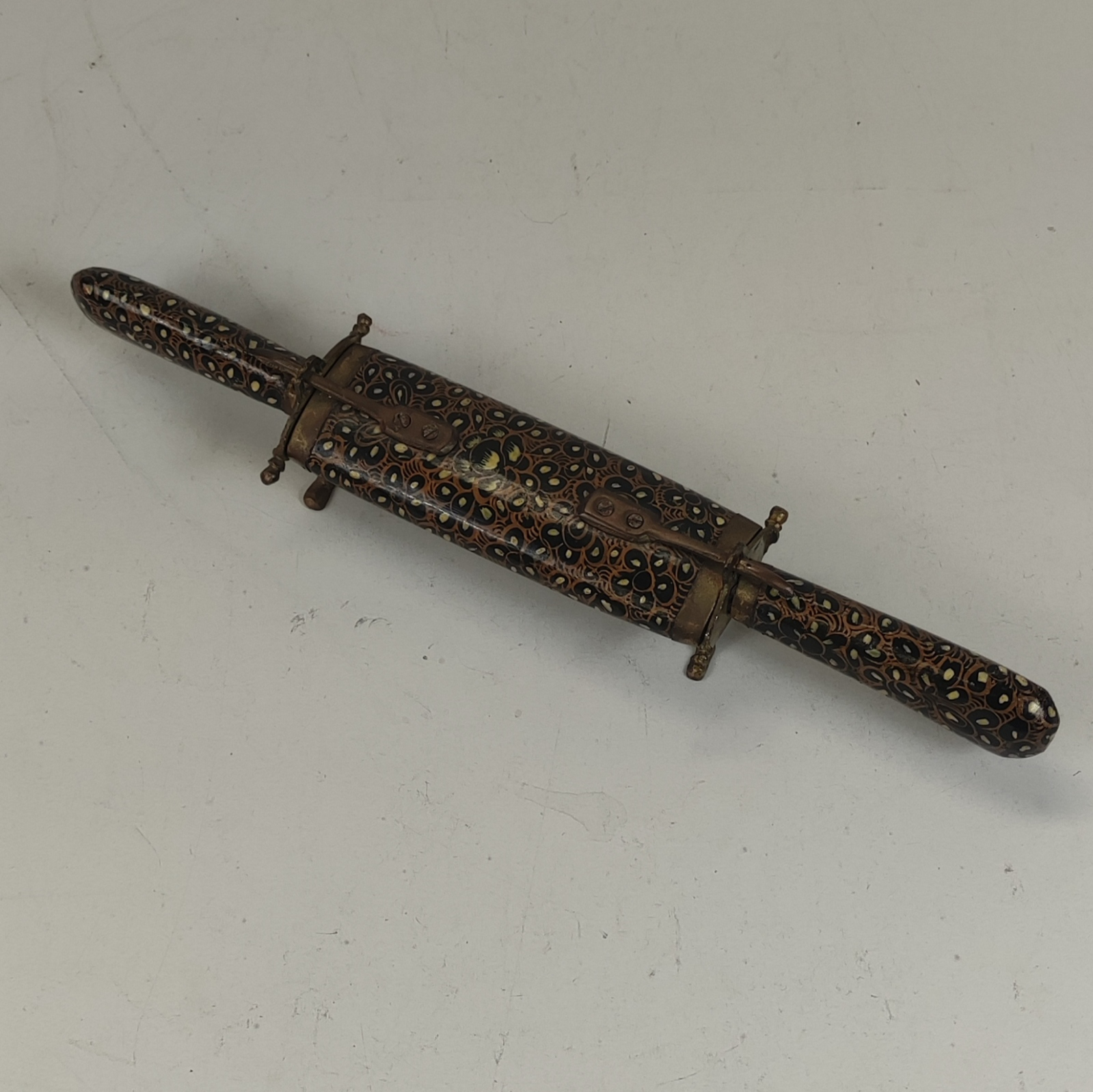 Service à découper ancien, Couteau + broche en laiton et bois. Bon état - 15,00 € Service à découper ancien, Couteau + broche en laiton et bois. Bon état reconditionné disponible sur Label Emmaüs