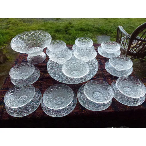 Service A Dessert - Complet 12 Personnes - Verre En Relief Bon état reconditionné disponible sur Rakuten