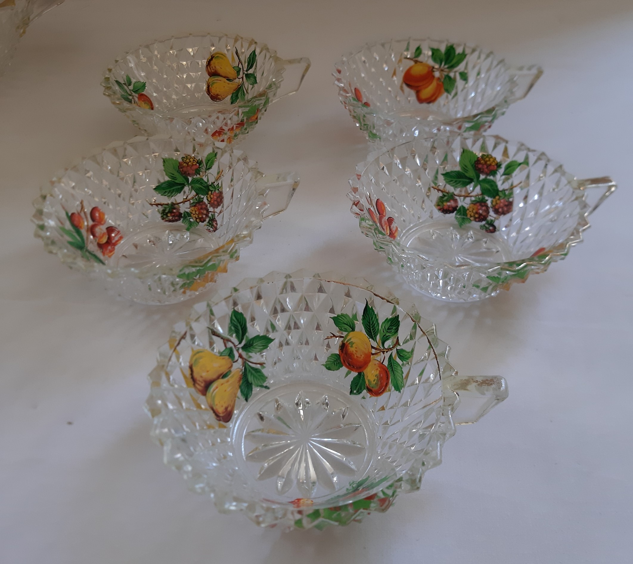 Voir photo 6 de SERVICE à DESSERT en verre pressé polychrome, saladier avec ses 5 coupelles, vintage France SERVICE à DESSERT en verre pressé polychrome, saladier avec ses 5 coupelles, vintage France Bon état reconditionné photo 6