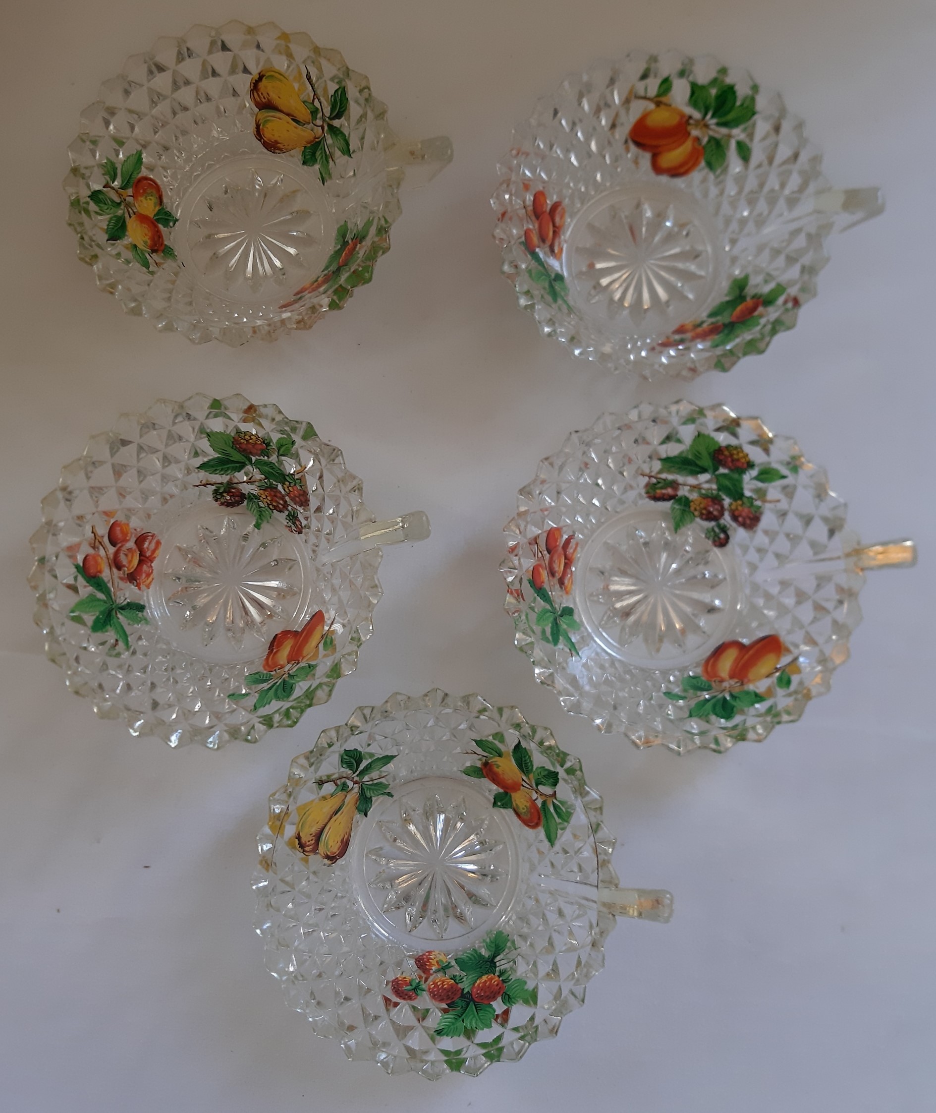 Voir photo 7 de SERVICE à DESSERT en verre pressé polychrome, saladier avec ses 5 coupelles, vintage France SERVICE à DESSERT en verre pressé polychrome, saladier avec ses 5 coupelles, vintage France Bon état reconditionné photo 7