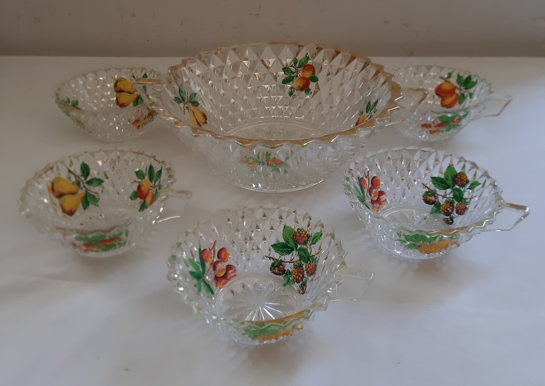 SERVICE à DESSERT en verre pressé polychrome, saladier avec ses 5 coupelles, vintage France Bon état - 48,00 € SERVICE à DESSERT en verre pressé polychrome, saladier avec ses 5 coupelles, vintage France Bon état reconditionné disponible sur Label Emmaüs