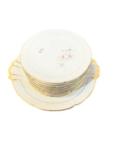 Service à dessert véritable porcelaine. Très bon état - 16,00 € Service à dessert véritable porcelaine. Très bon état reconditionné disponible sur Label Emmaüs